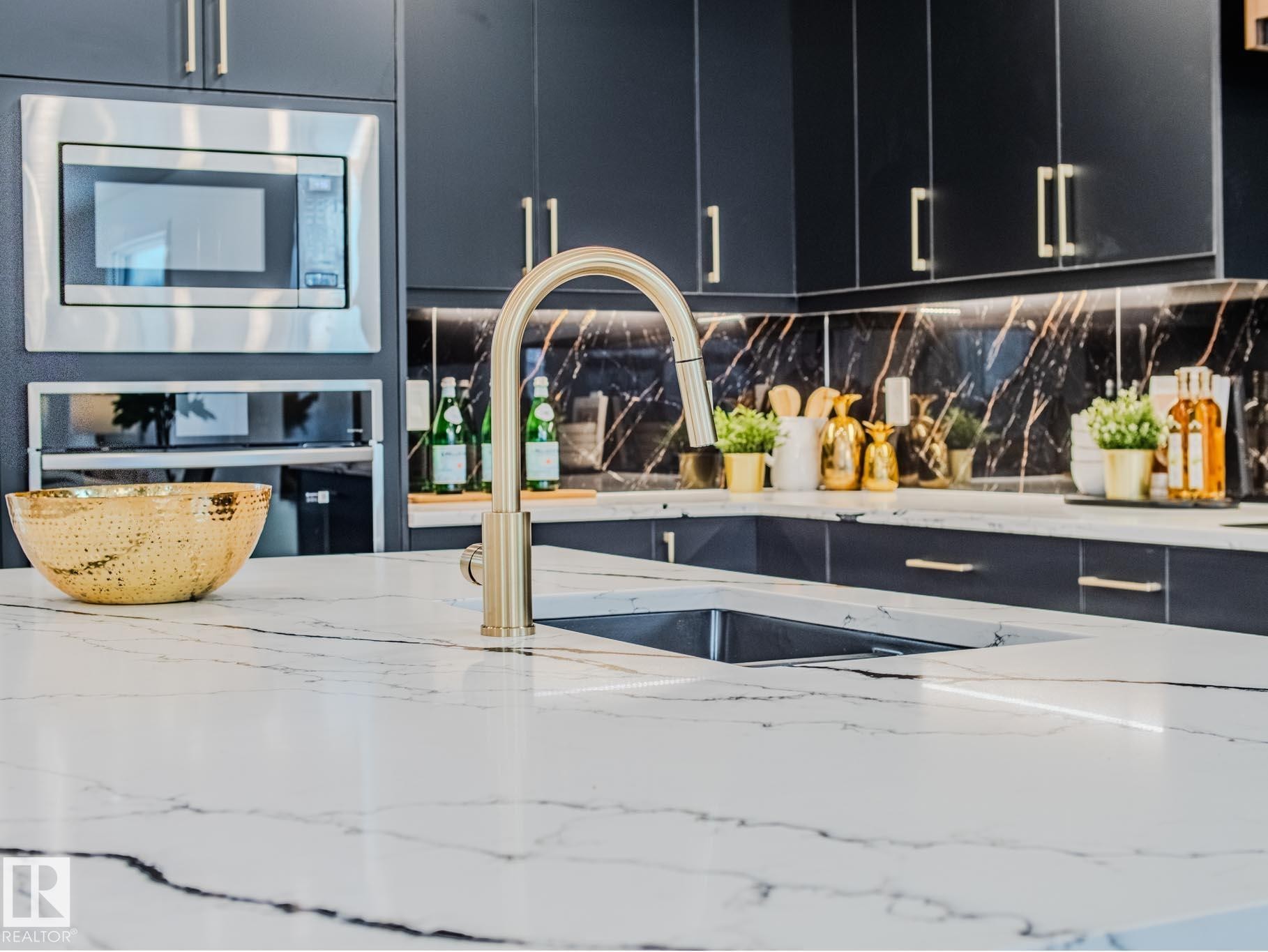 Edmonton, AB - Indoor Photo Showing Kitchen