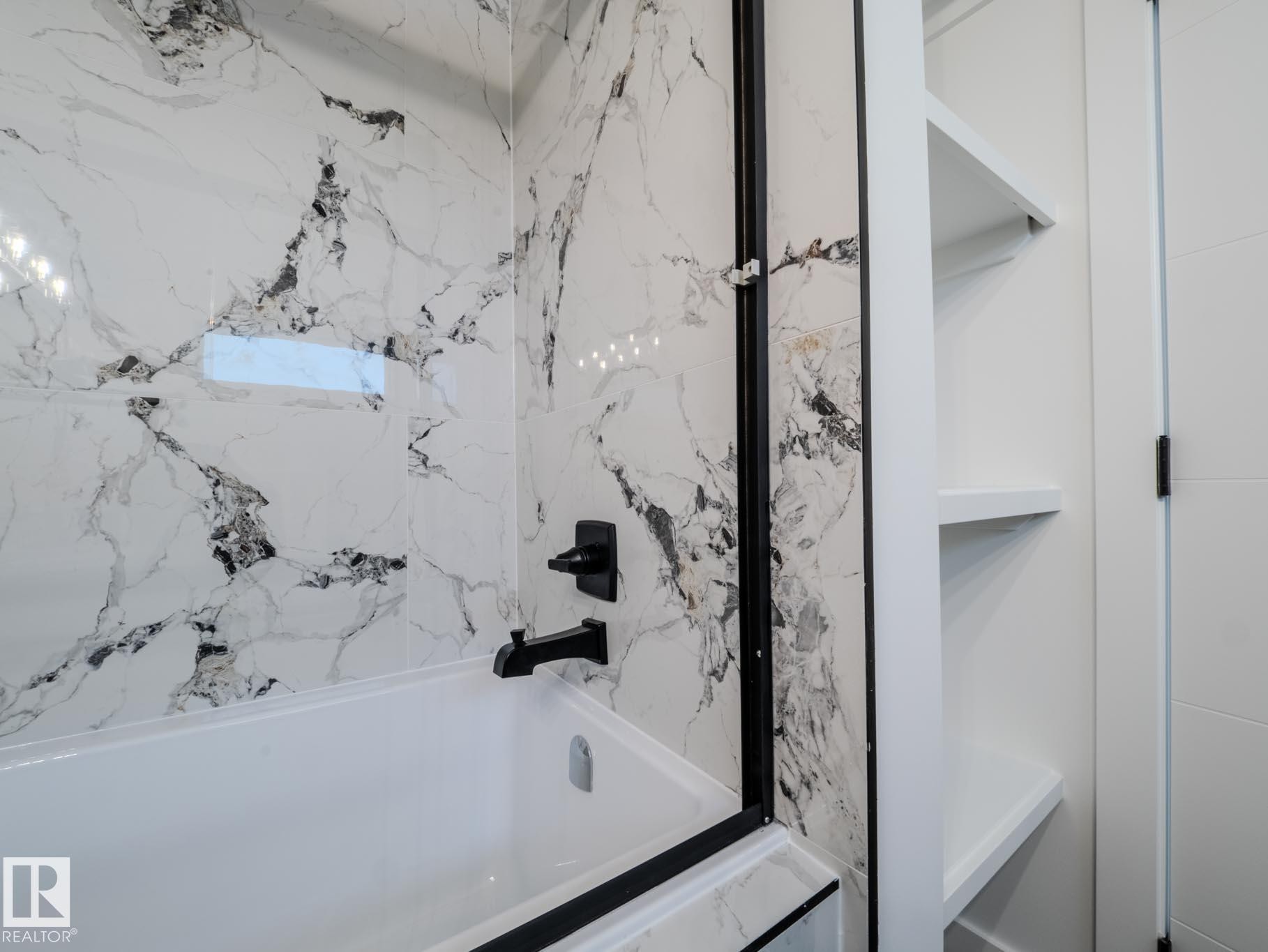 7607 98 Avenue, Edmonton, AB - Indoor Photo Showing Bathroom