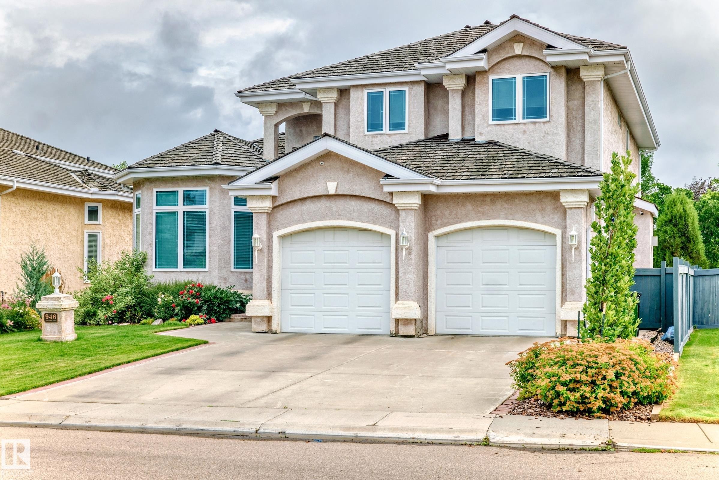 946 Wallbridge Place, Edmonton, AB - Outdoor With Facade