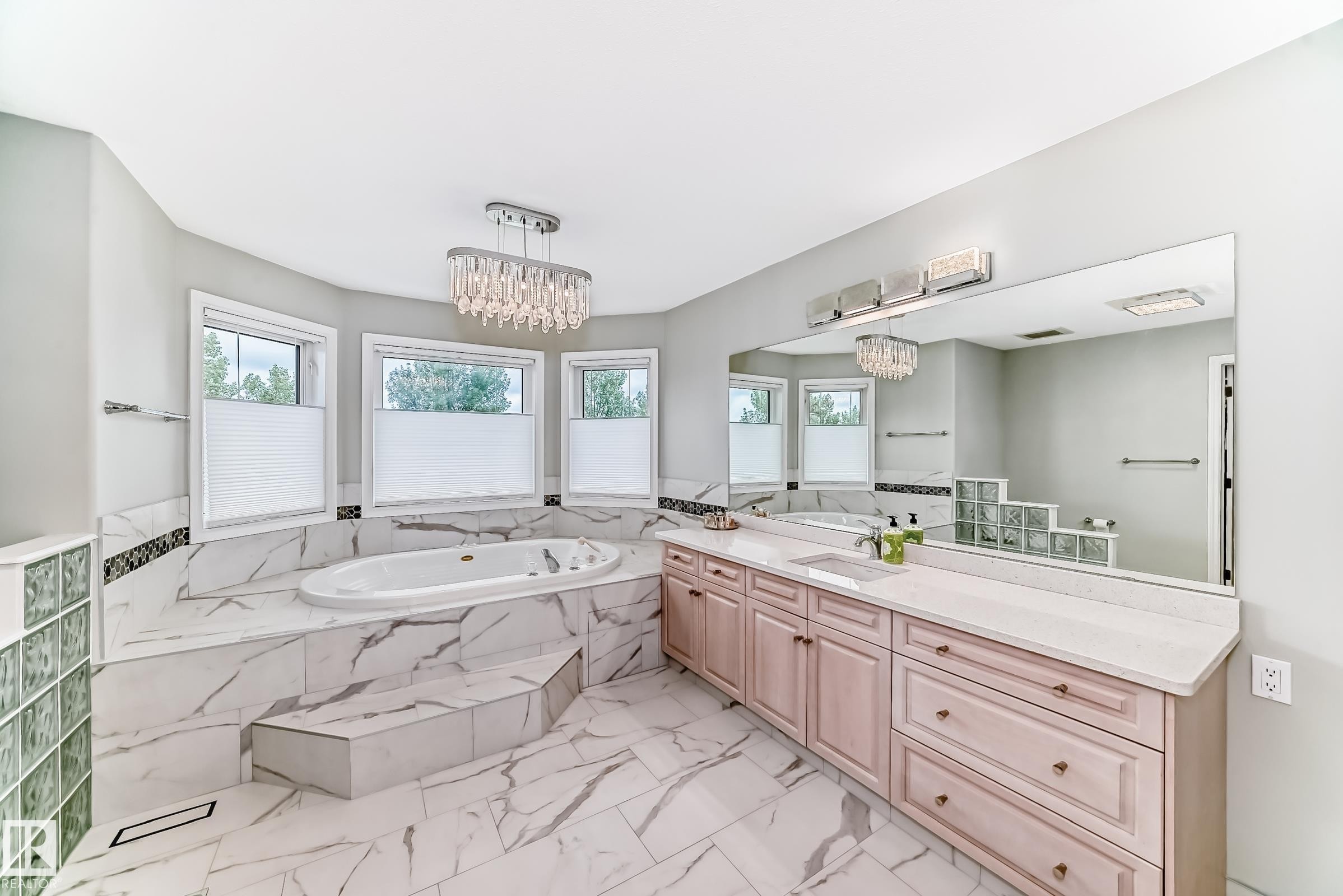 946 Wallbridge Place, Edmonton, AB - Indoor Photo Showing Bathroom