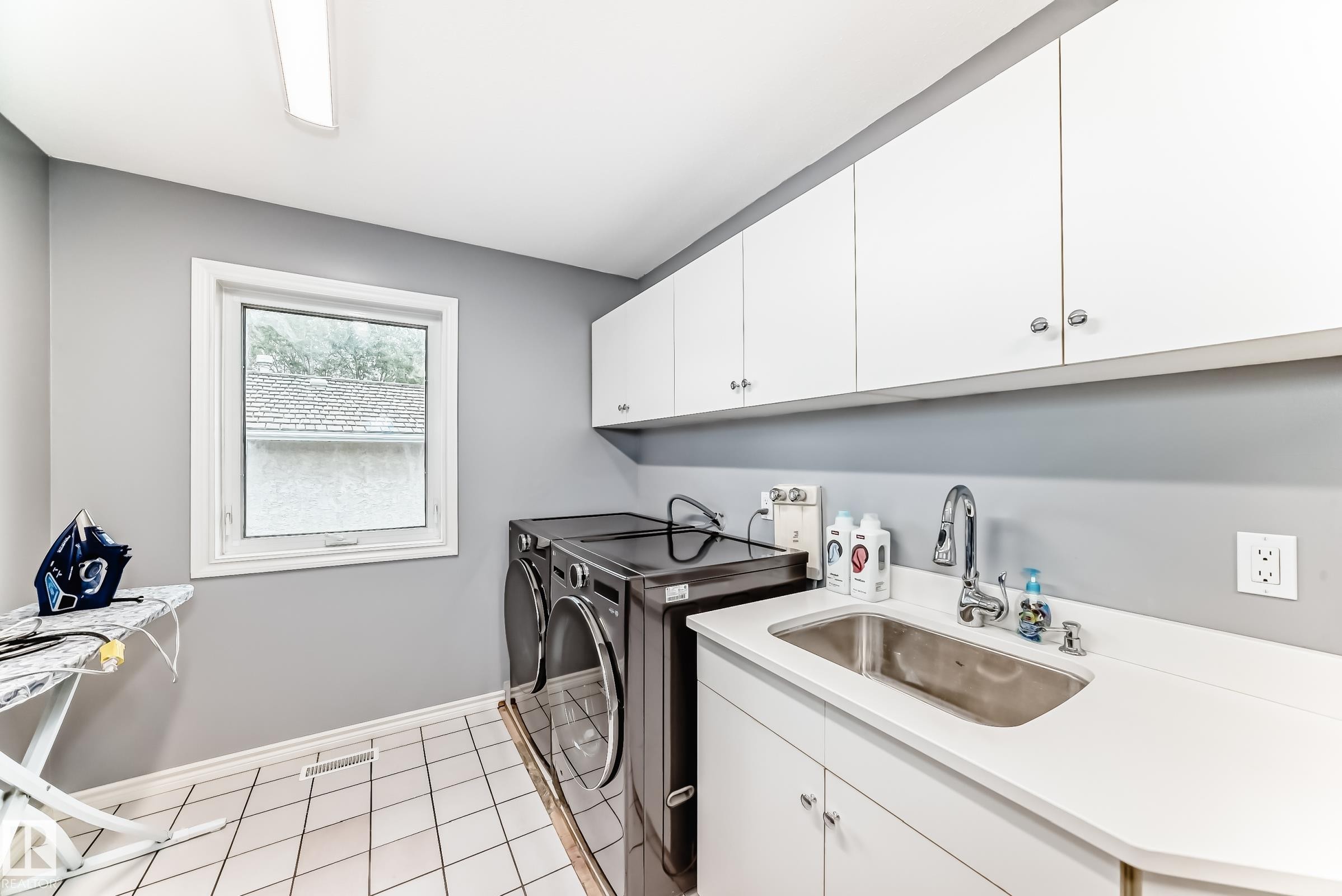 946 Wallbridge Place, Edmonton, AB - Indoor Photo Showing Laundry Room