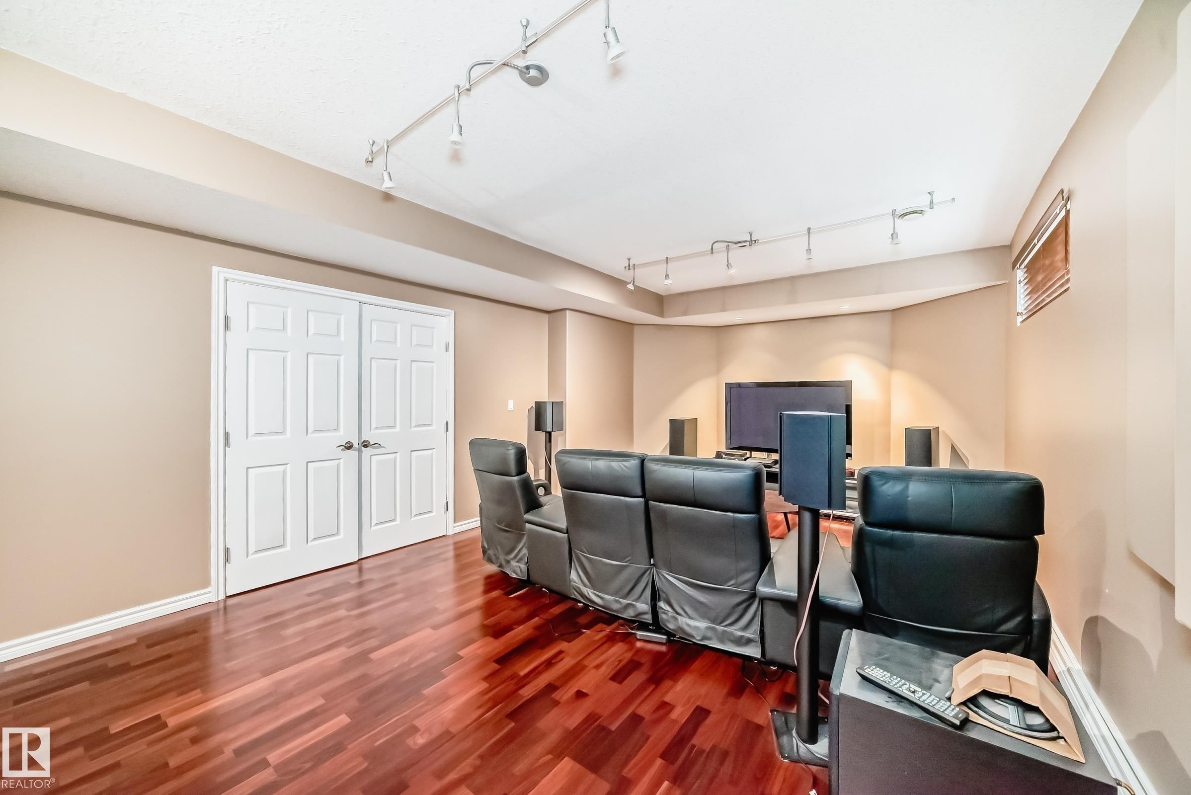 946 Wallbridge Place, Edmonton, AB - Indoor