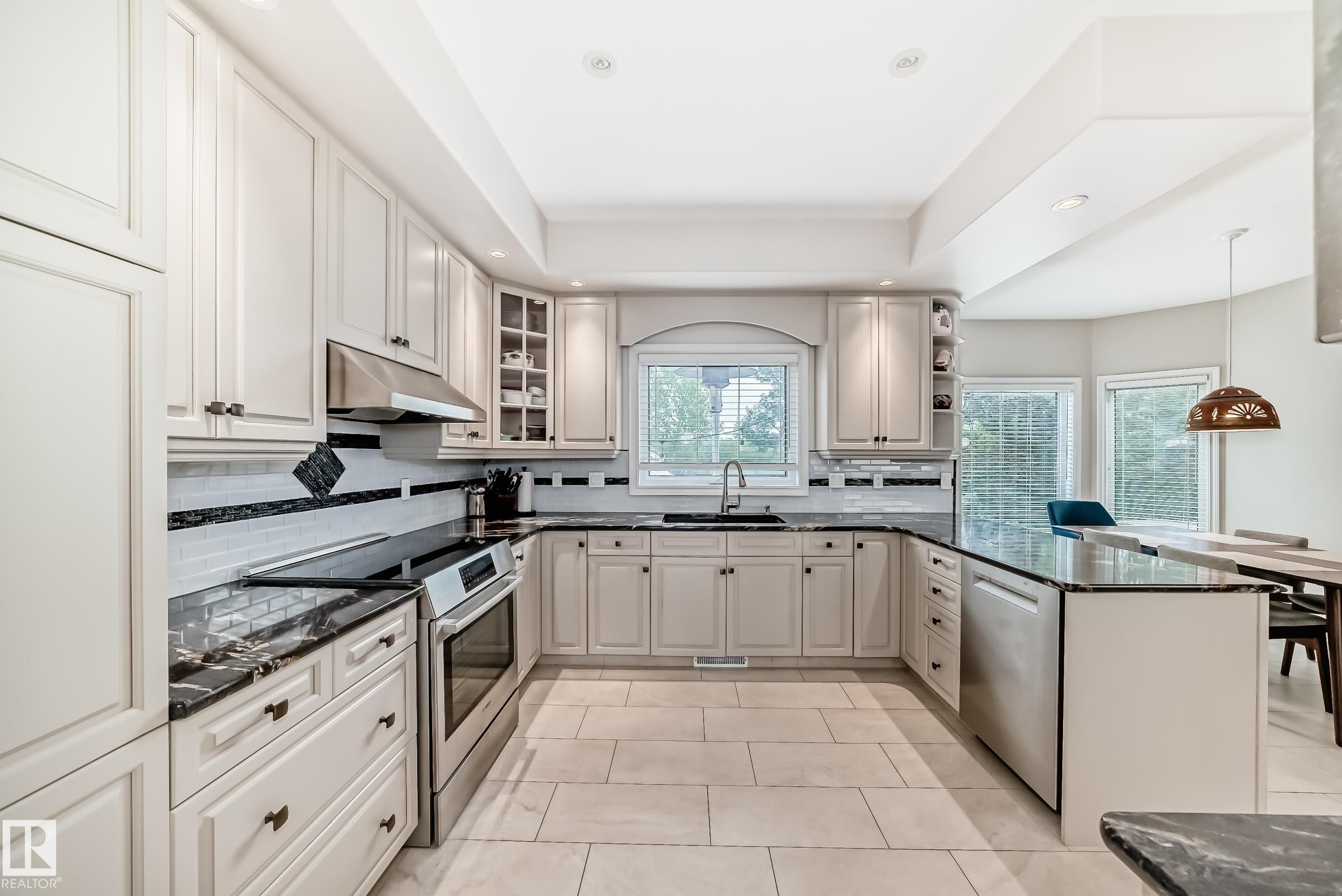 946 Wallbridge Place, Edmonton, AB - Indoor Photo Showing Kitchen With Upgraded Kitchen