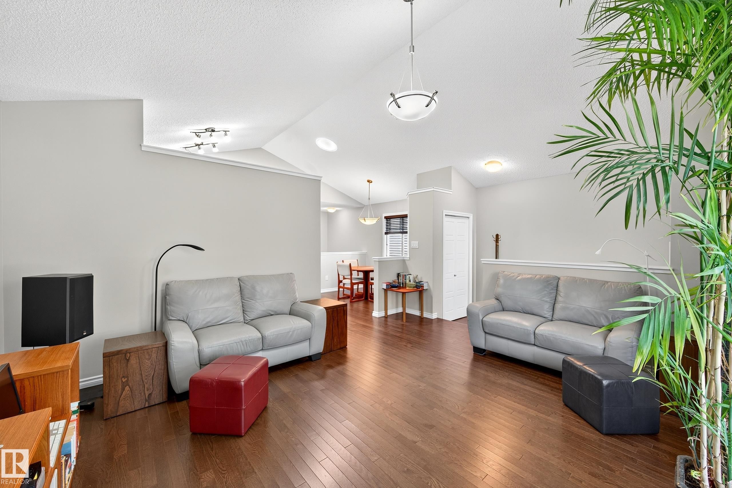 3327 Weidle Way, Edmonton, AB - Indoor Photo Showing Living Room