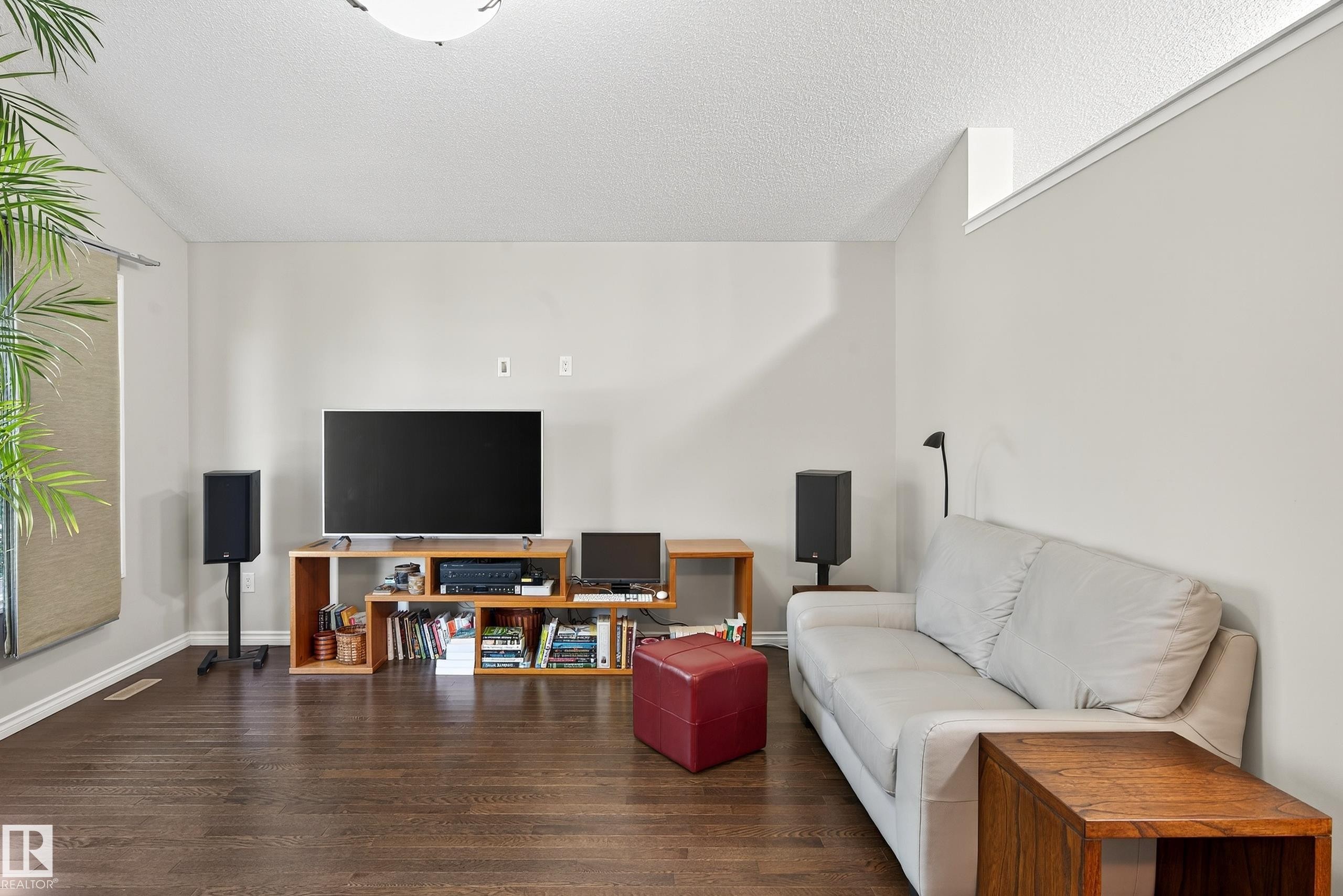 3327 Weidle Way, Edmonton, AB - Indoor Photo Showing Living Room