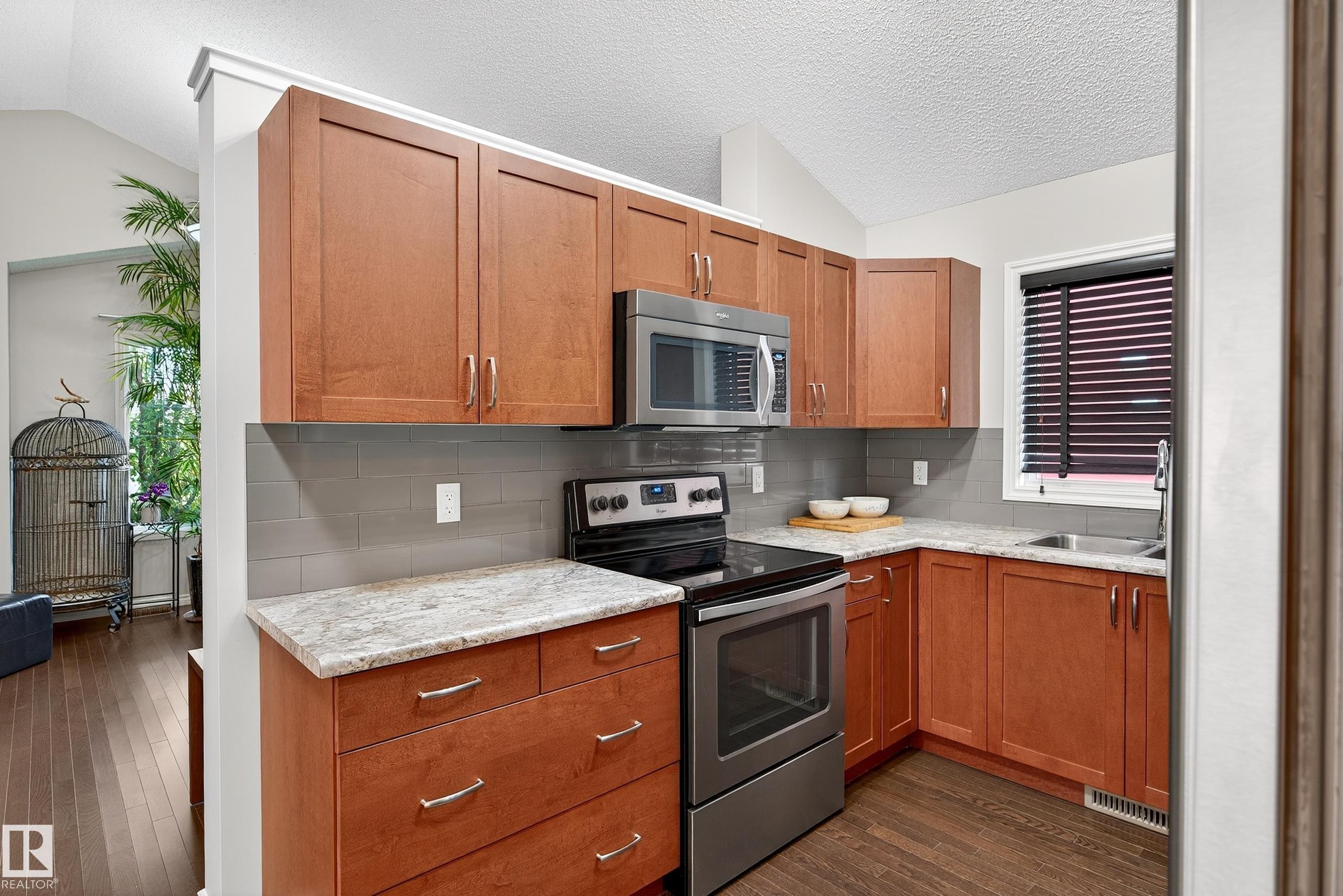 3327 Weidle Way, Edmonton, AB - Indoor Photo Showing Kitchen