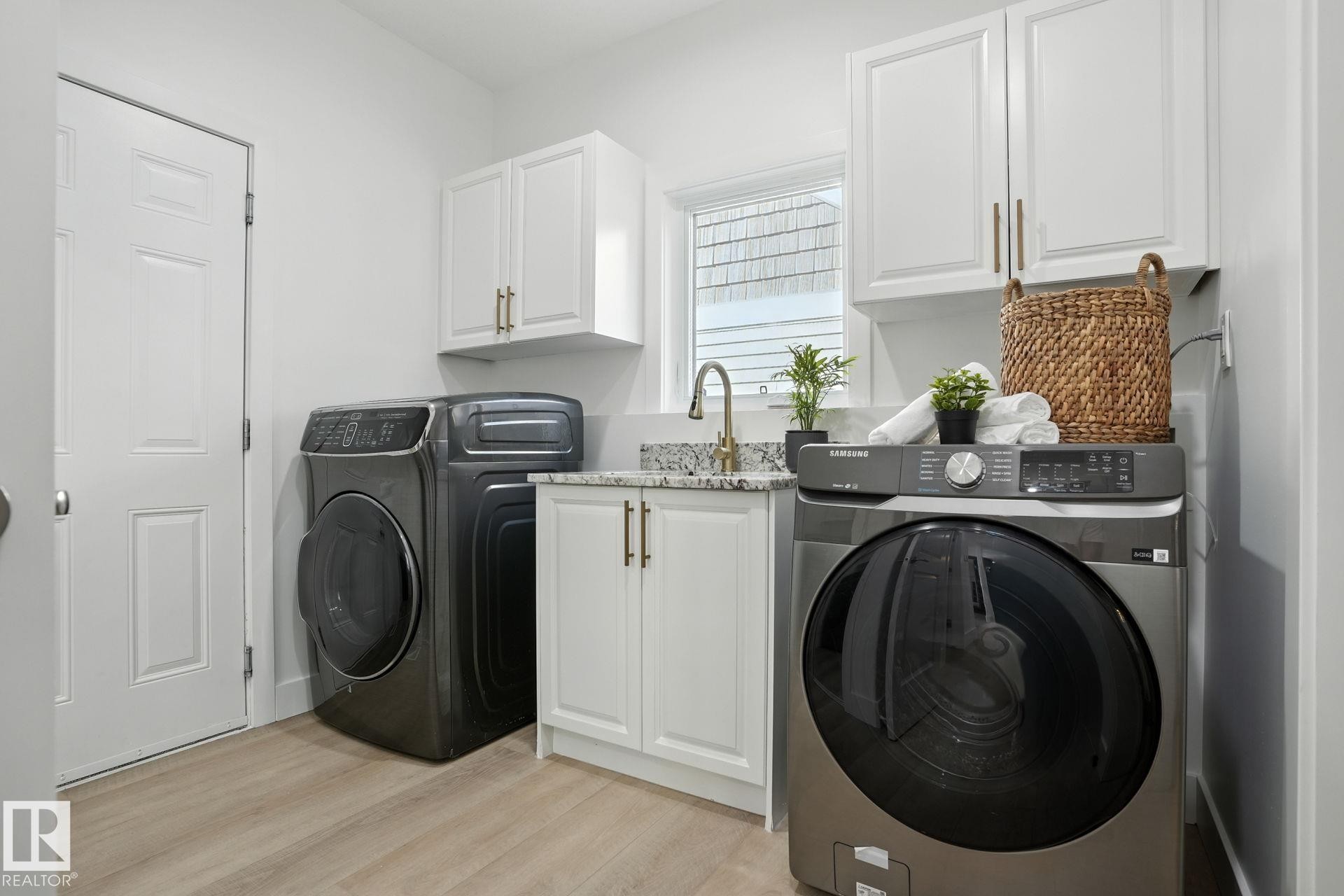 971 Summerside Link, Edmonton, AB - Indoor Photo Showing Laundry Room