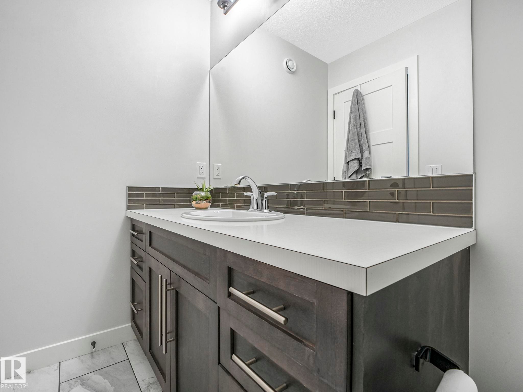 6693 Cardinal Road, Edmonton, AB - Indoor Photo Showing Bathroom