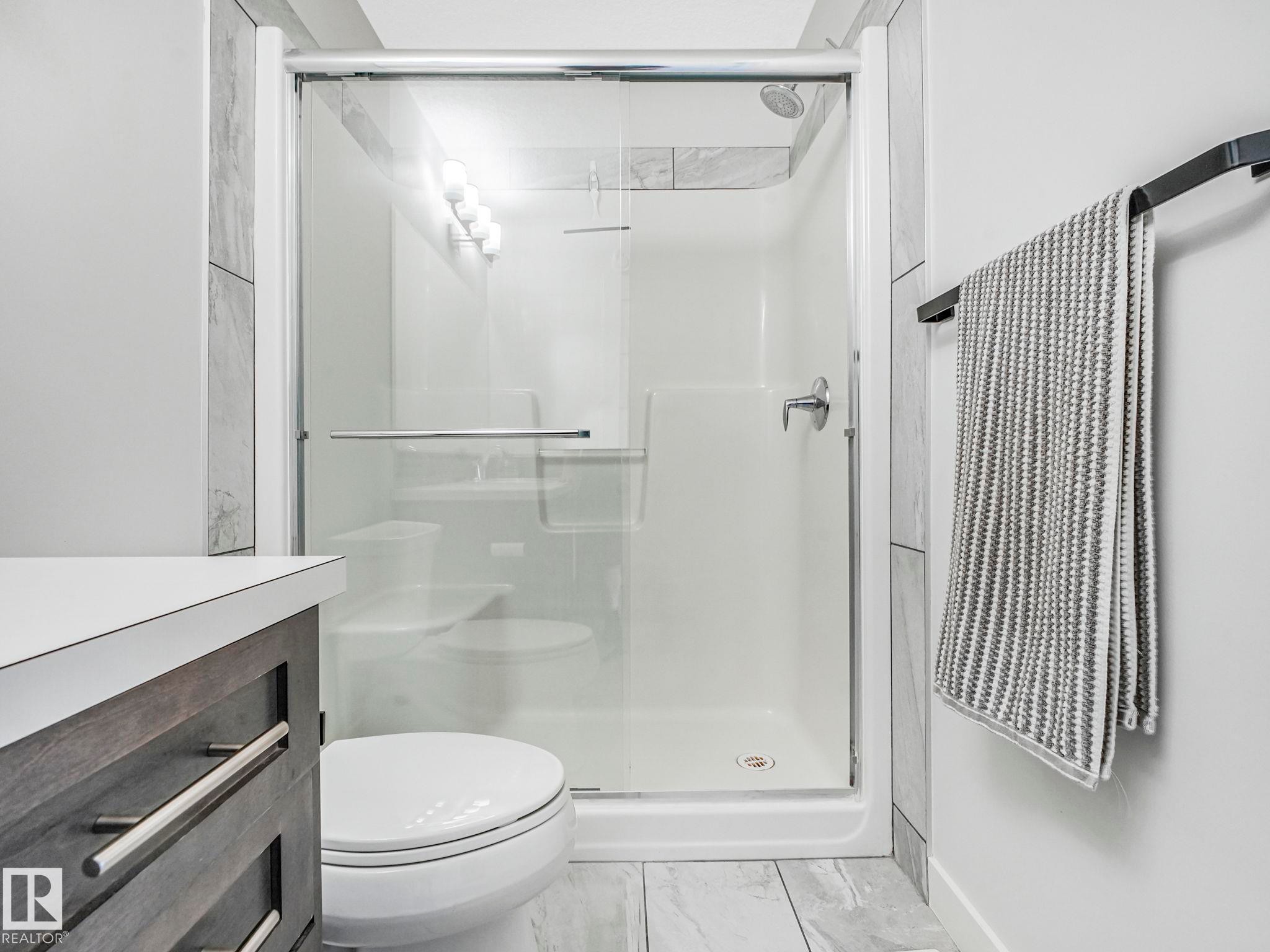 6693 Cardinal Road, Edmonton, AB - Indoor Photo Showing Bathroom