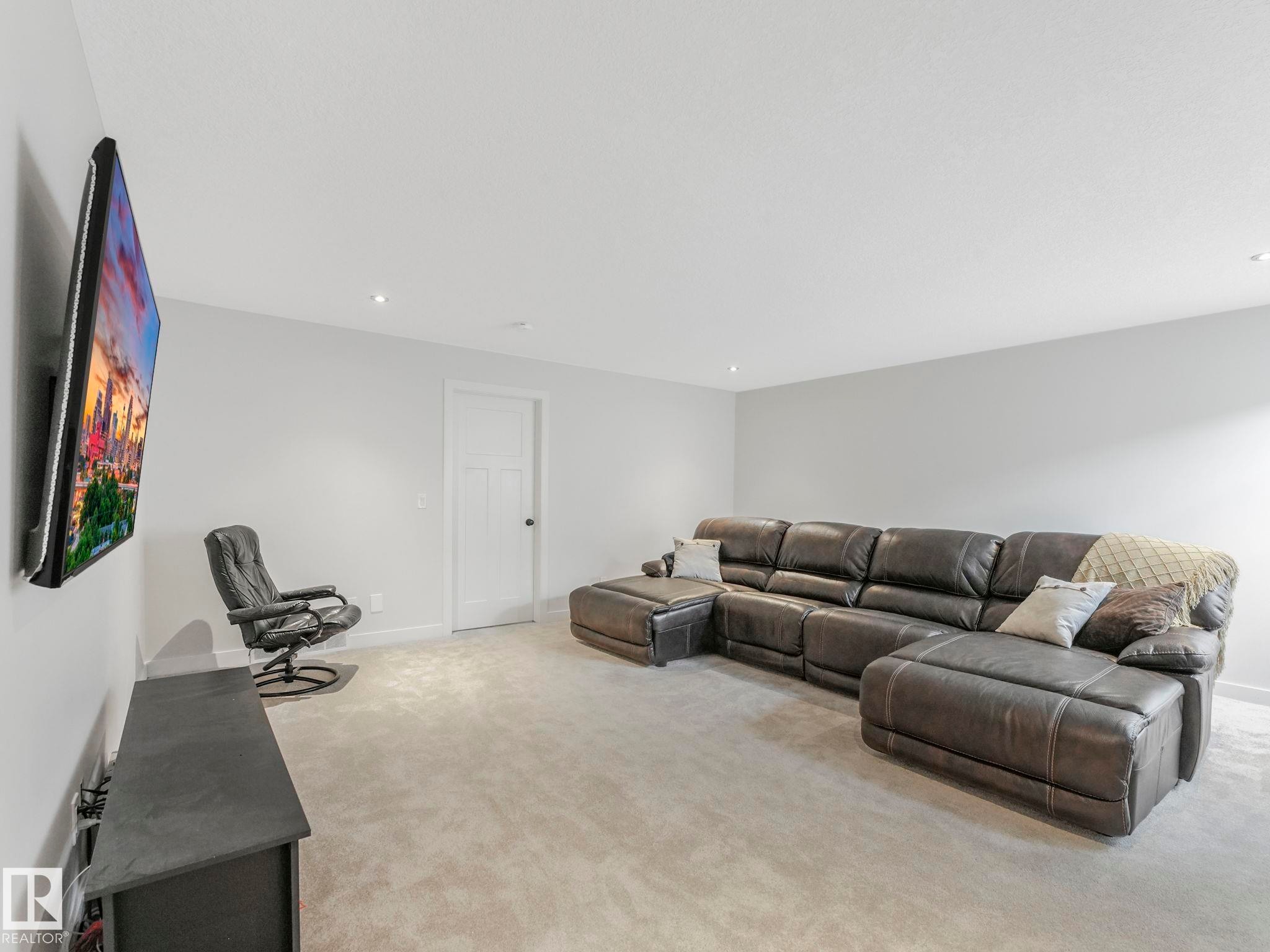 6693 Cardinal Road, Edmonton, AB - Indoor