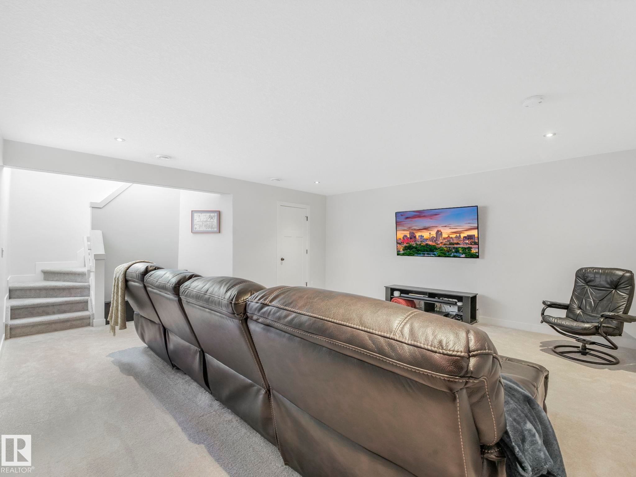 6693 Cardinal Road, Edmonton, AB - Indoor