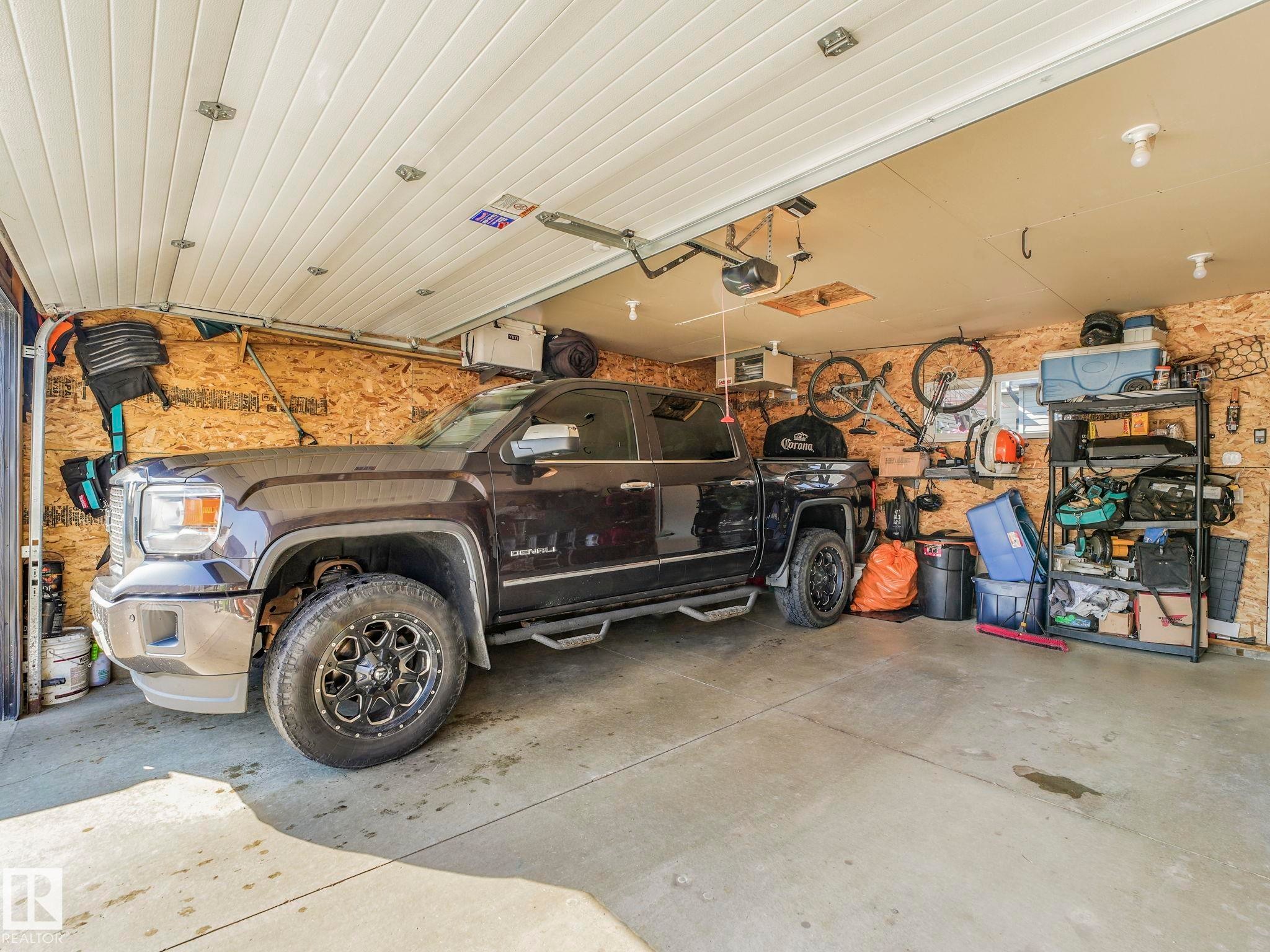 6693 Cardinal Road, Edmonton, AB - Indoor Photo Showing Garage