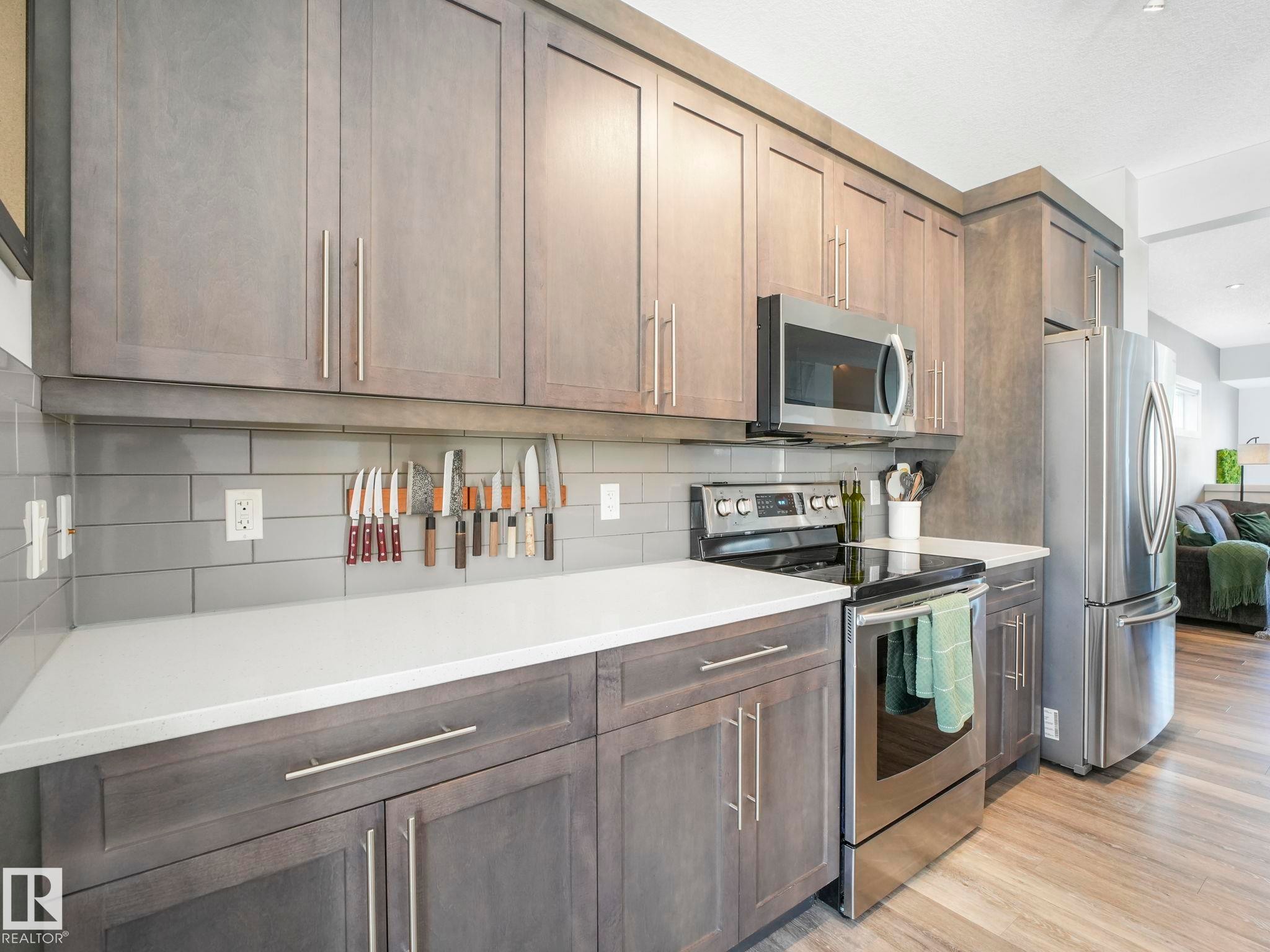 6693 Cardinal Road, Edmonton, AB - Indoor Photo Showing Kitchen