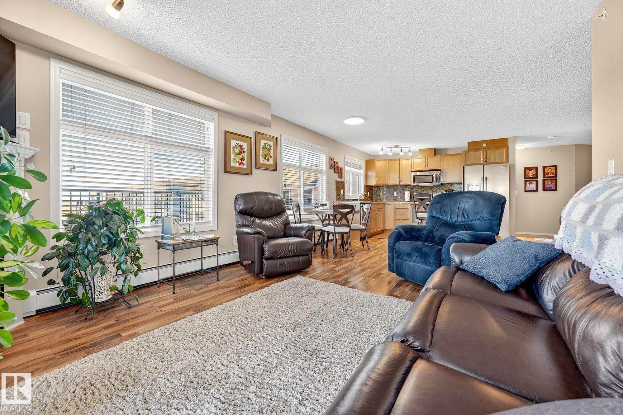 402 6070 Schonsee Way, Edmonton, AB - Indoor Photo Showing Living Room