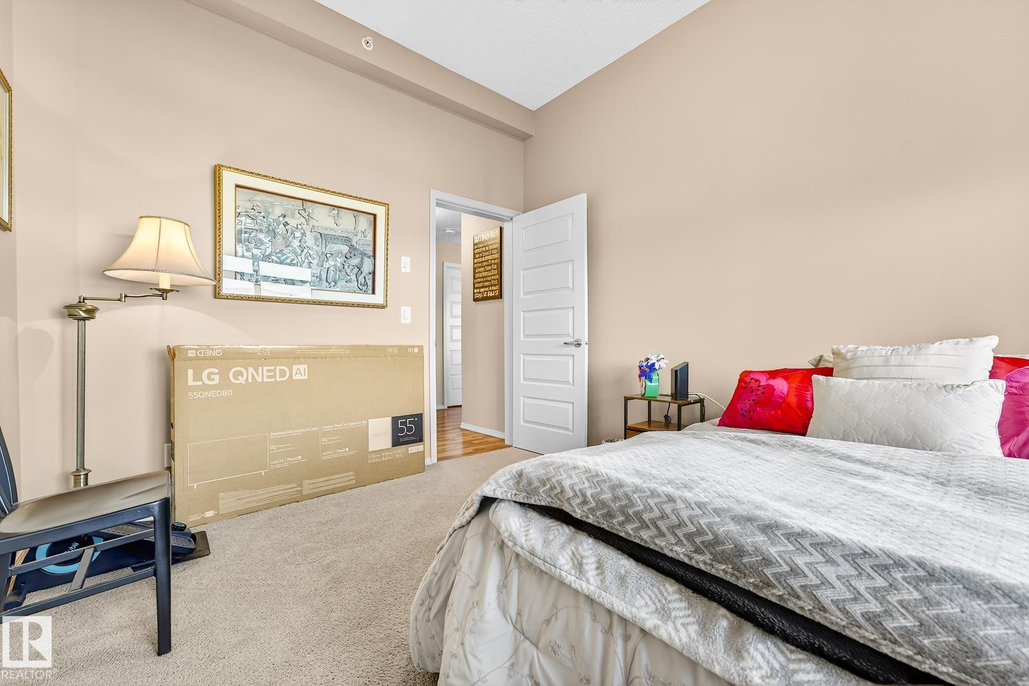 402 6070 Schonsee Way, Edmonton, AB - Indoor Photo Showing Bedroom