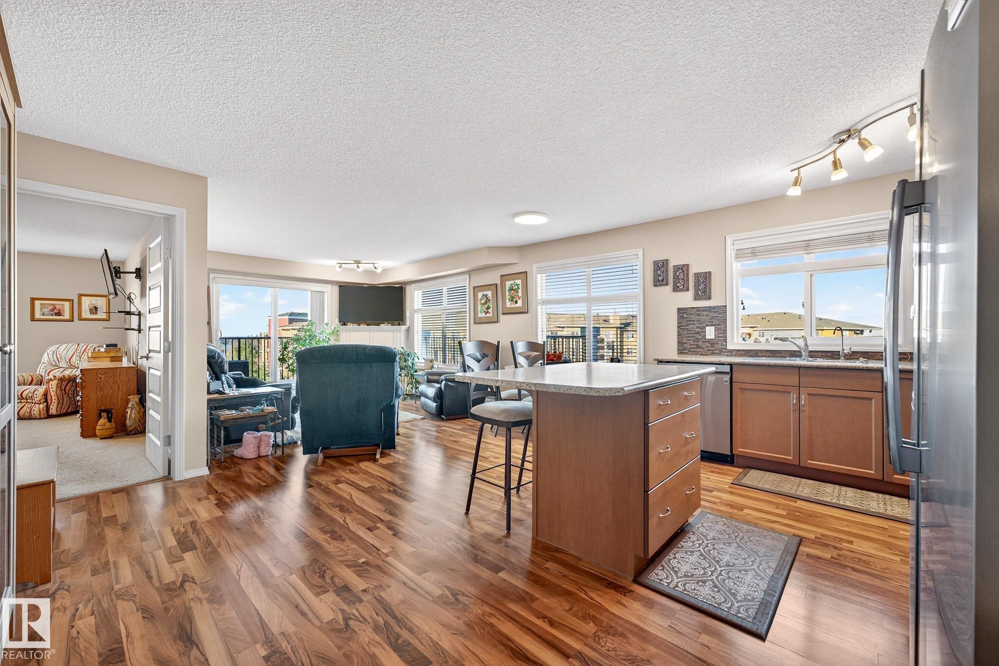 402 6070 Schonsee Way, Edmonton, AB - Indoor Photo Showing Kitchen
