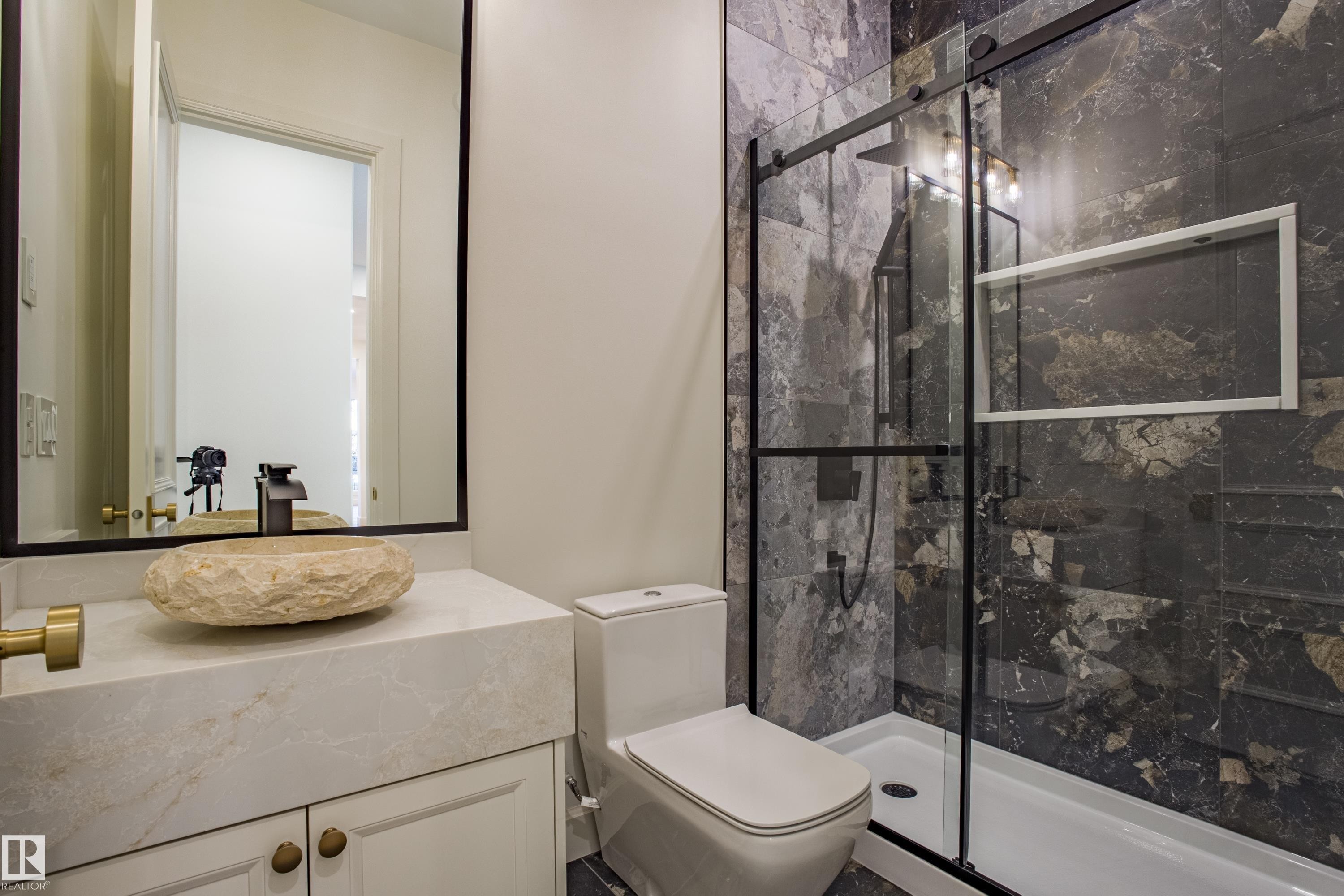 12304 39 Avenue, Edmonton, AB - Indoor Photo Showing Bathroom