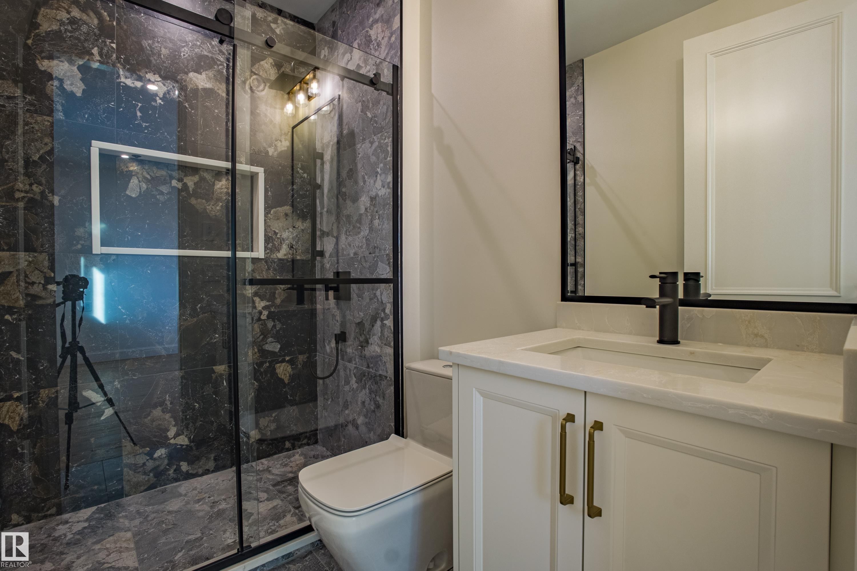 12304 39 Avenue, Edmonton, AB - Indoor Photo Showing Bathroom