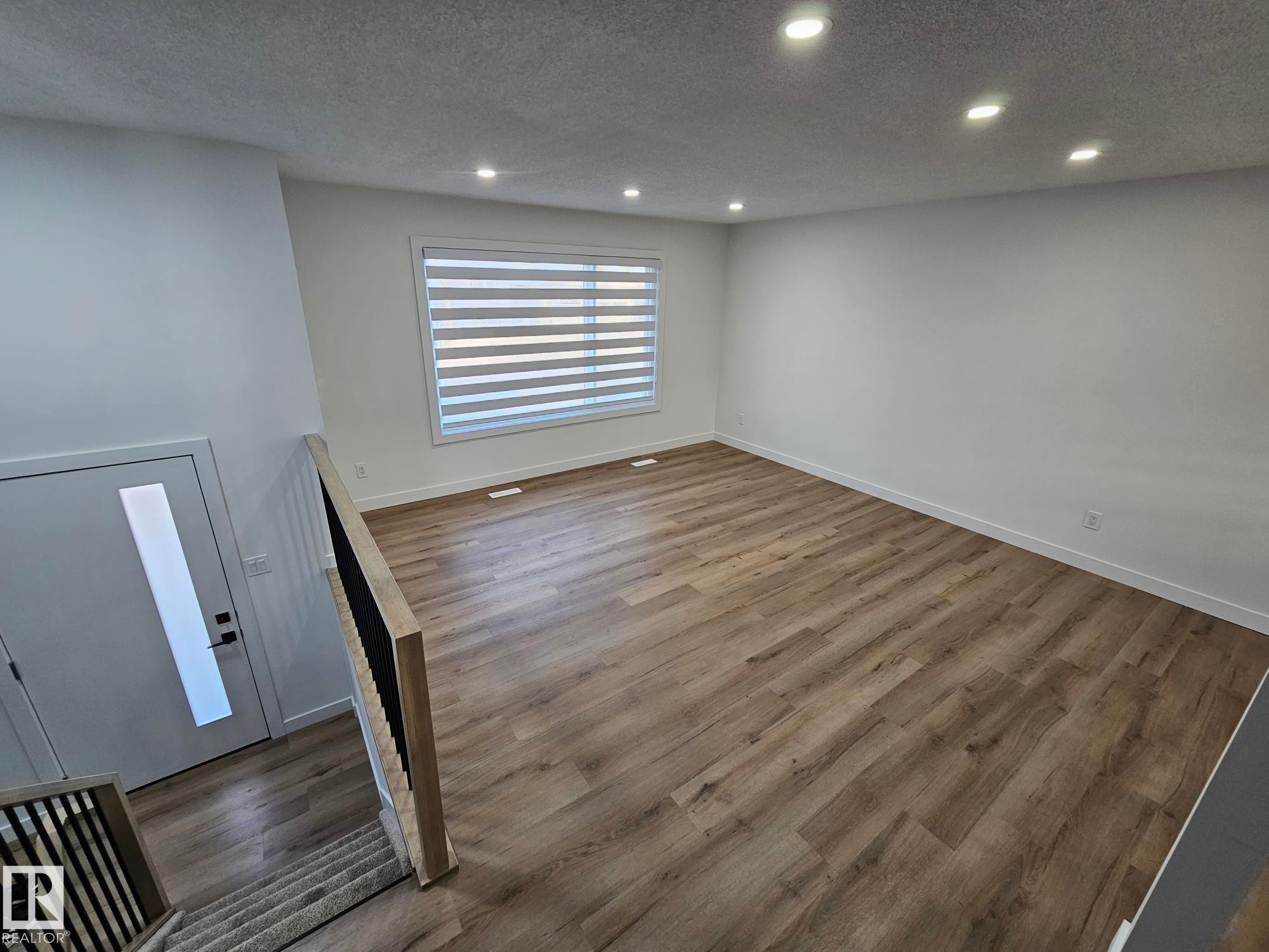 Edmonton, AB - Indoor Photo Showing Other Room