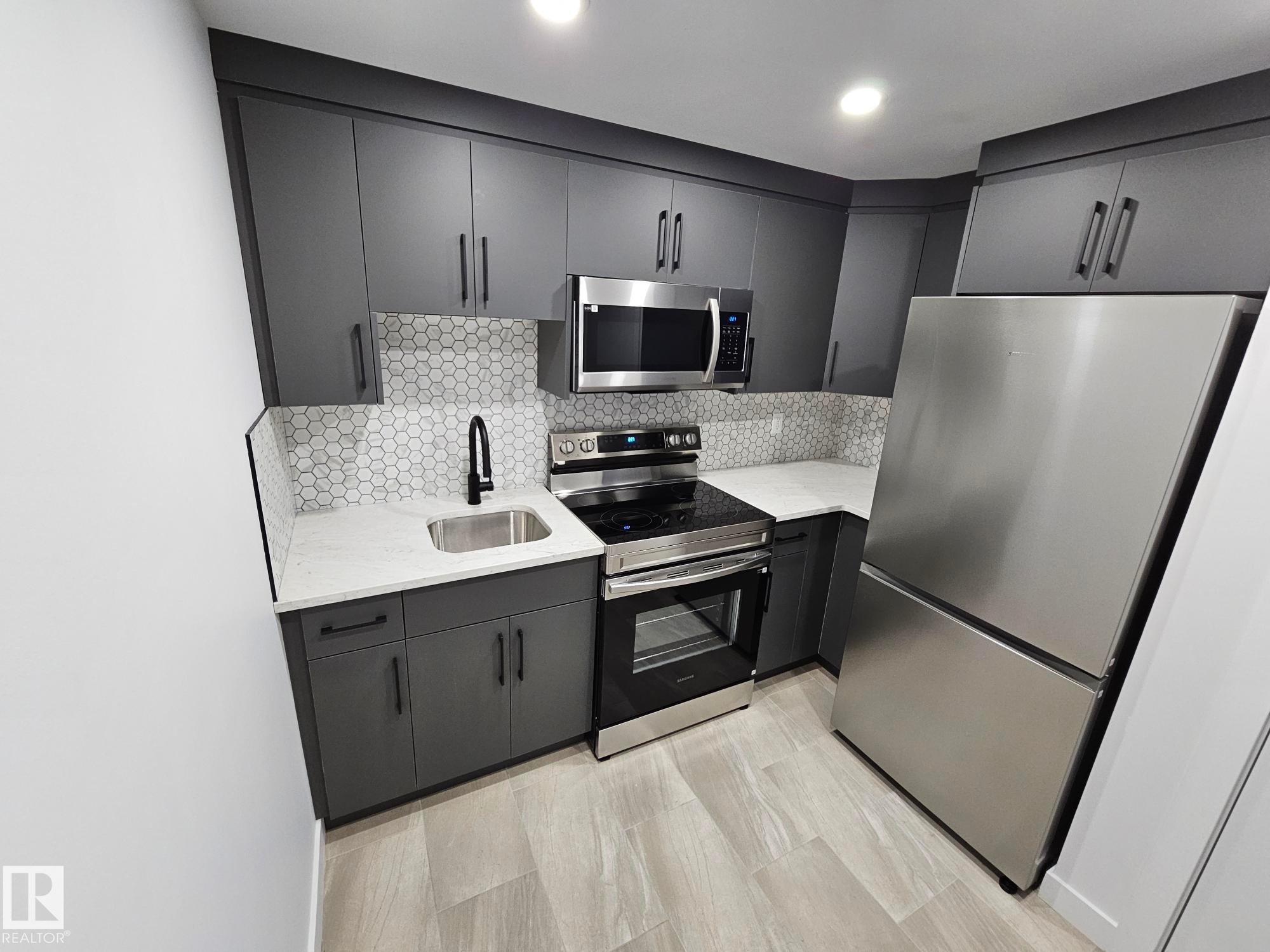 Edmonton, AB - Indoor Photo Showing Kitchen