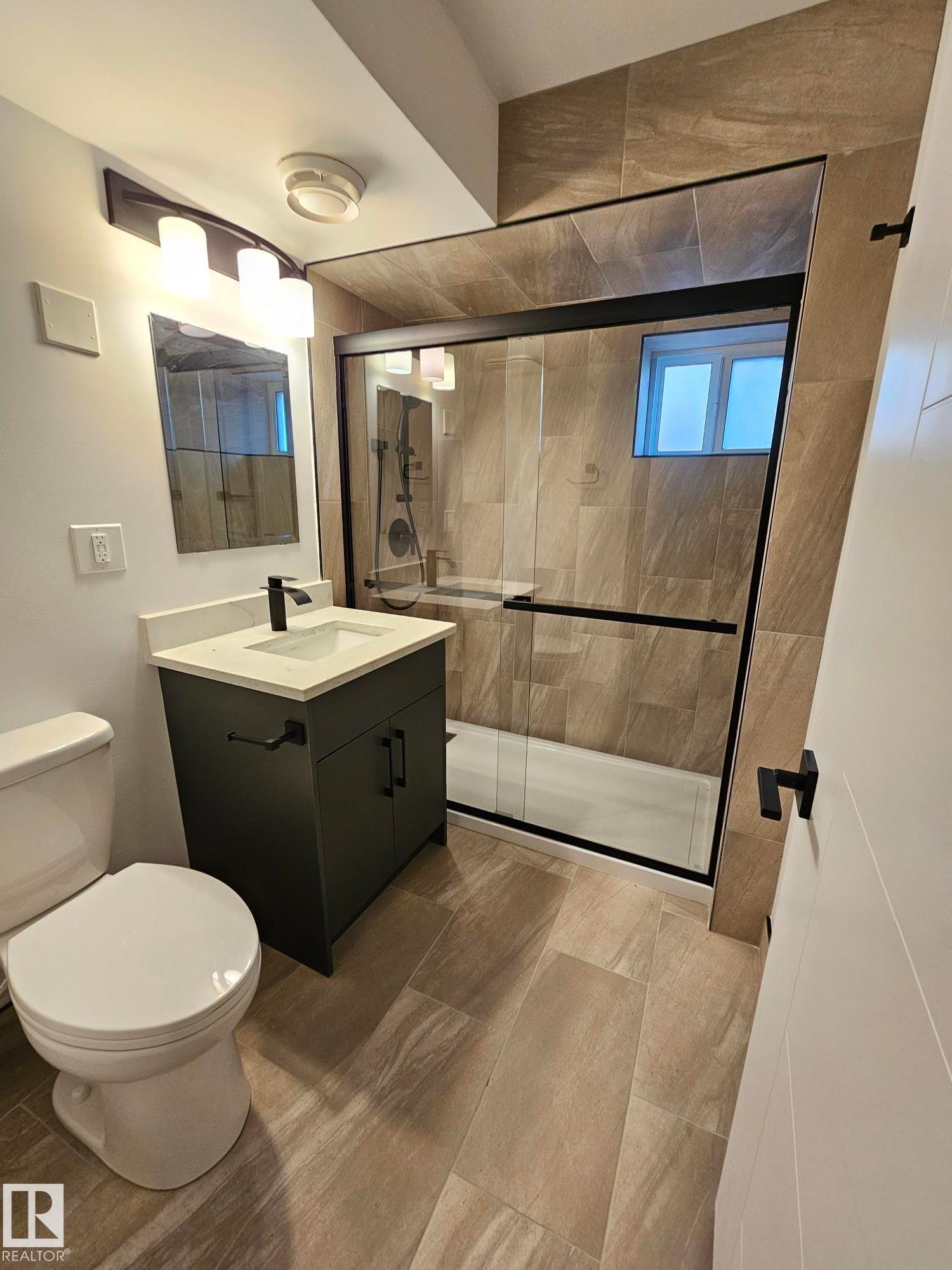 Edmonton, AB - Indoor Photo Showing Bathroom