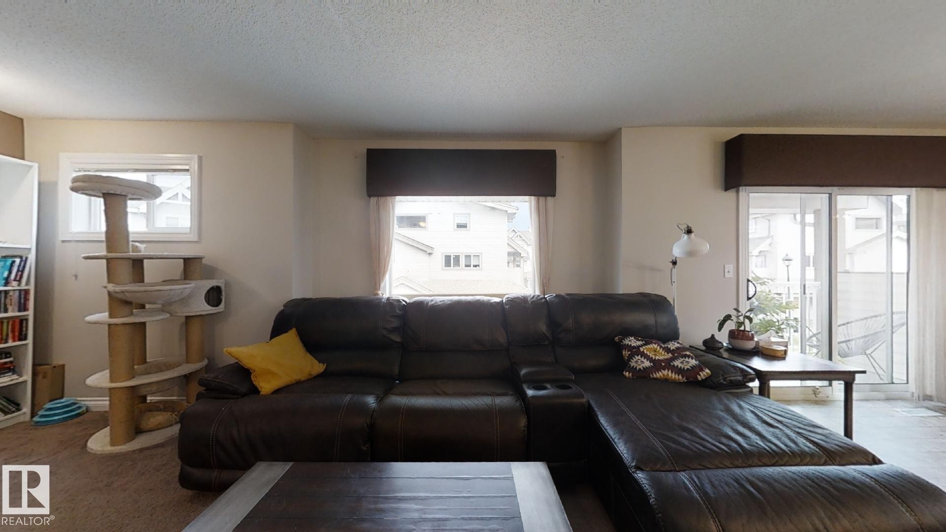 18 12050 17 Avenue, Edmonton, AB - Indoor Photo Showing Living Room