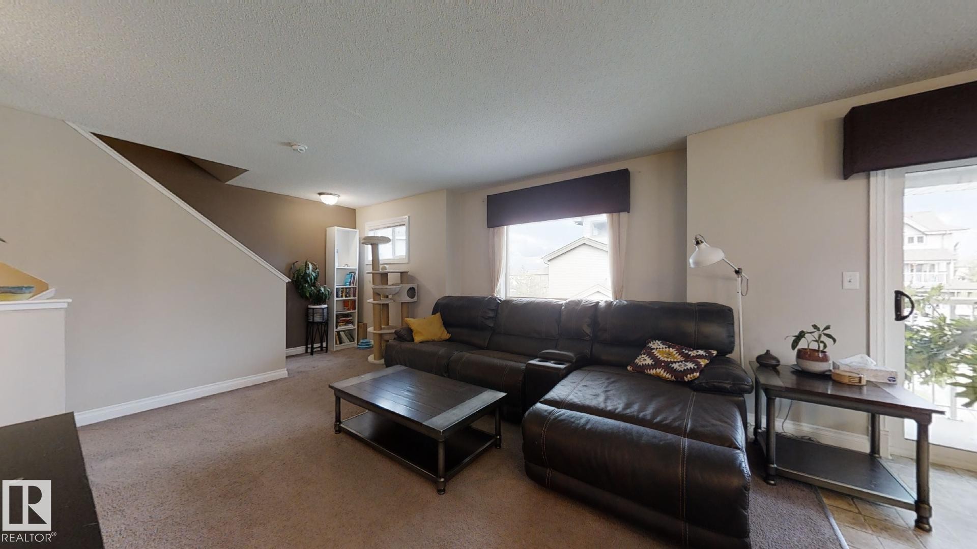 18 12050 17 Avenue, Edmonton, AB - Indoor Photo Showing Living Room
