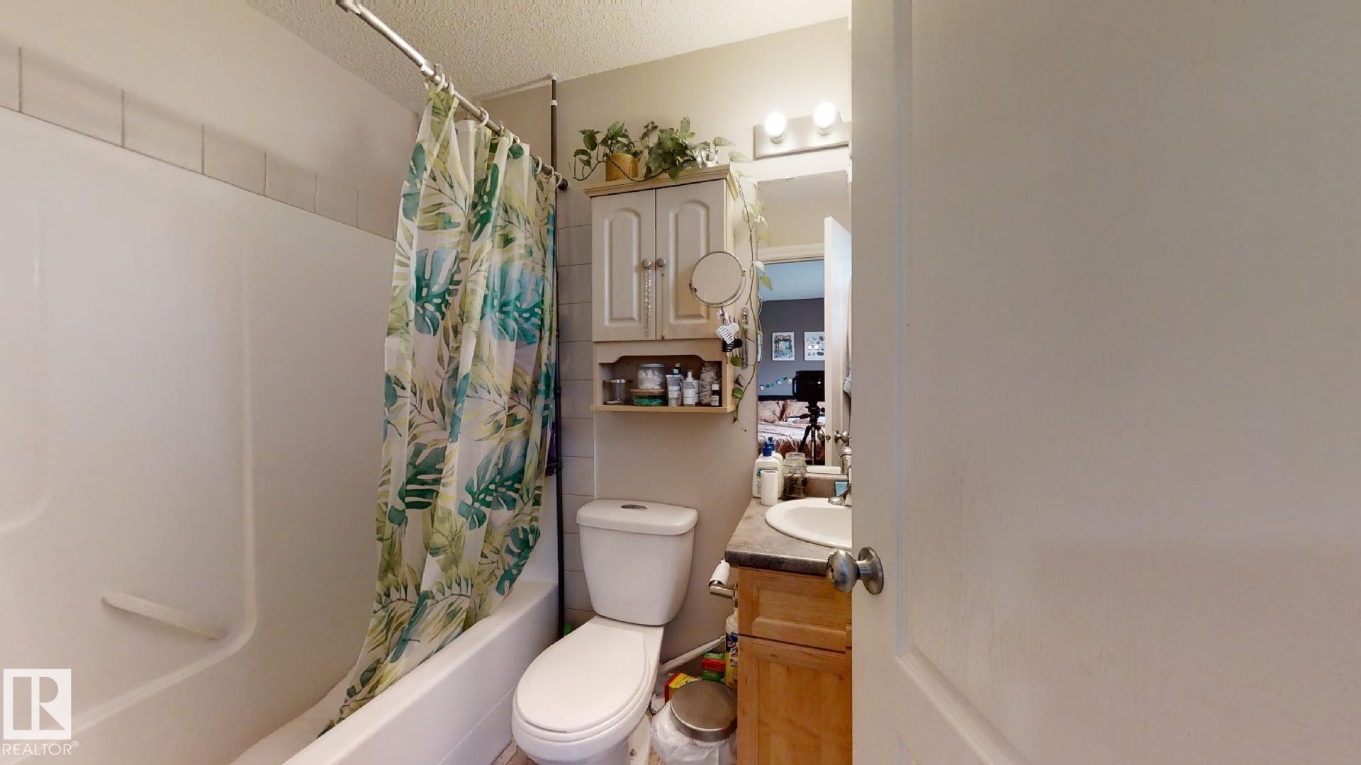 18 12050 17 Avenue, Edmonton, AB - Indoor Photo Showing Bathroom