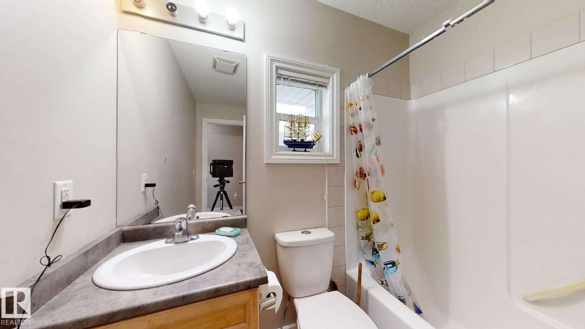 18 12050 17 Avenue, Edmonton, AB - Indoor Photo Showing Bathroom