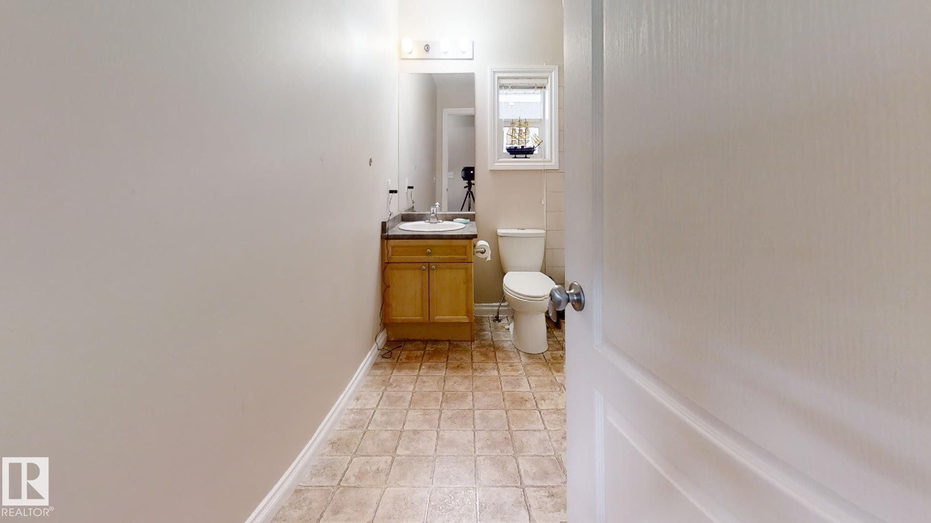 18 12050 17 Avenue, Edmonton, AB - Indoor Photo Showing Bathroom