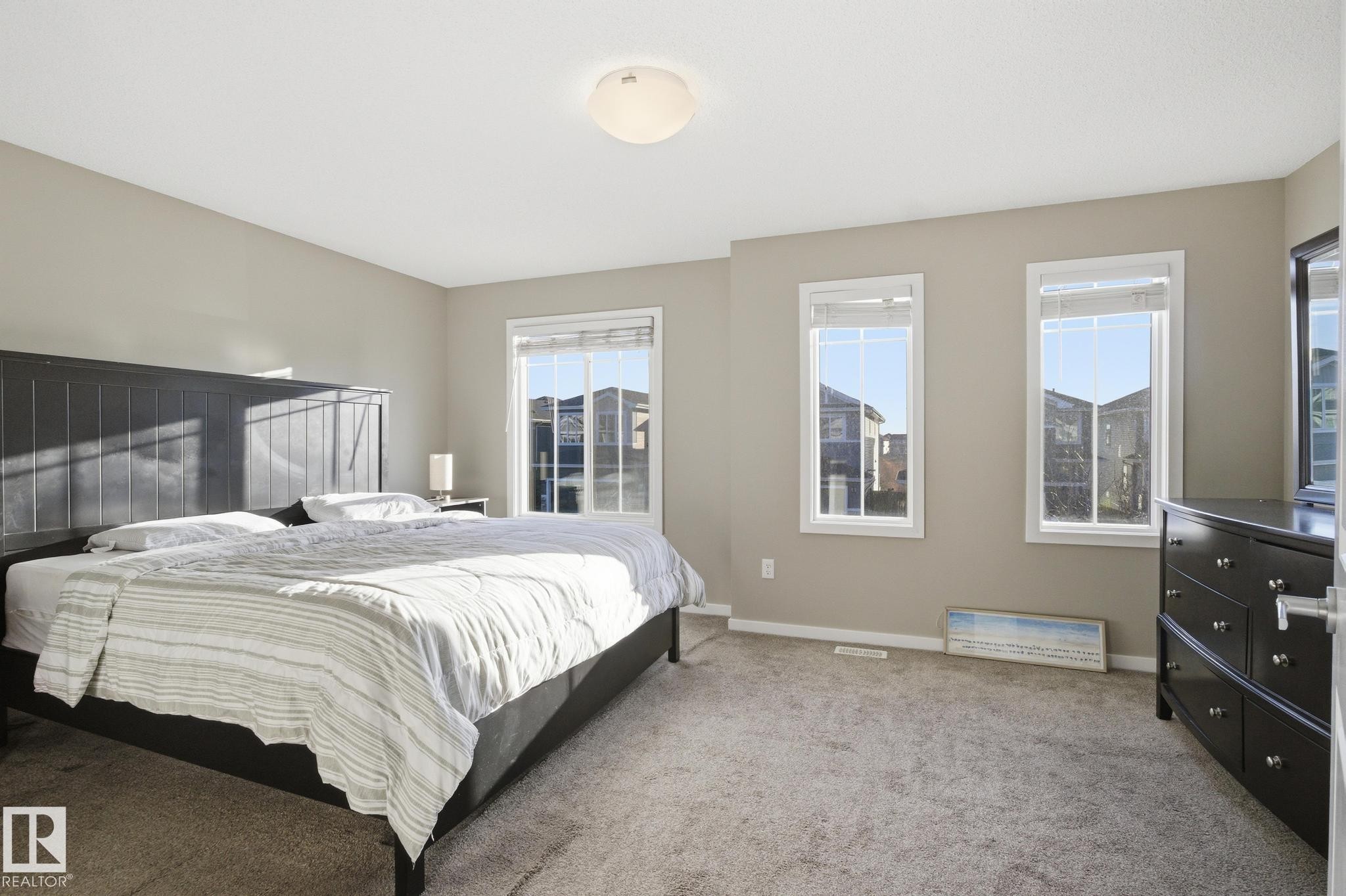 Bedroom featuring carpet flooring and baseboards - 893 Ebbers Crescent Nw, Edmonton, AB - Indoor Photo Showing Bedroom