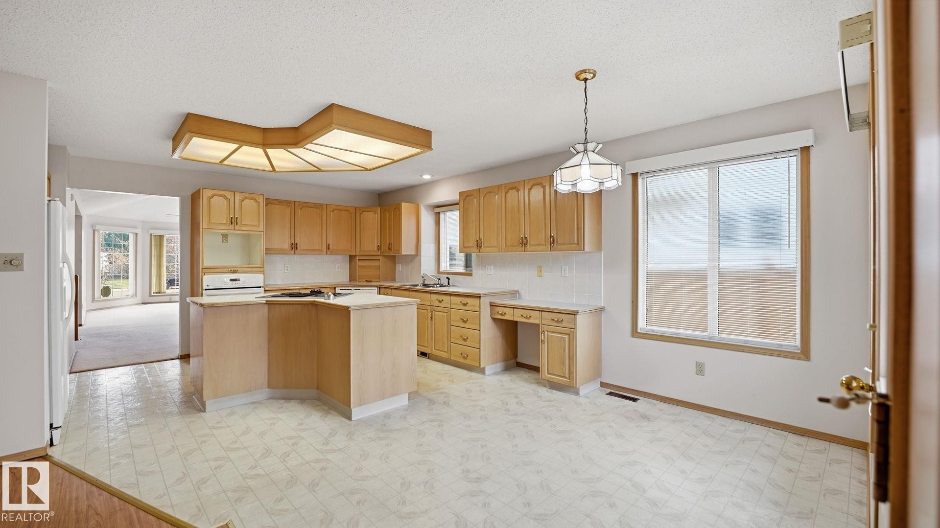Edmonton, AB - Indoor Photo Showing Kitchen