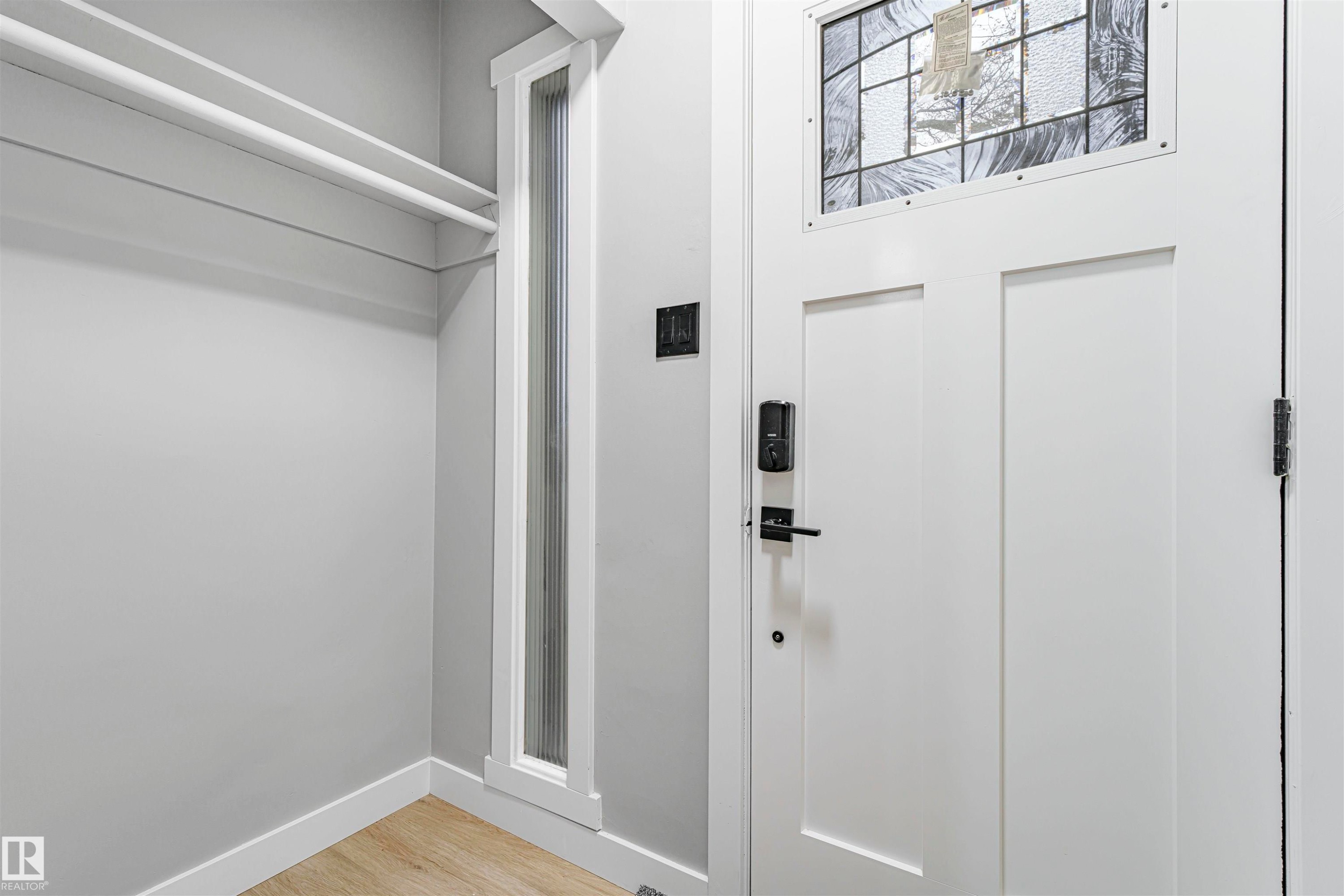 Edmonton, AB - Indoor Photo Showing Other Room