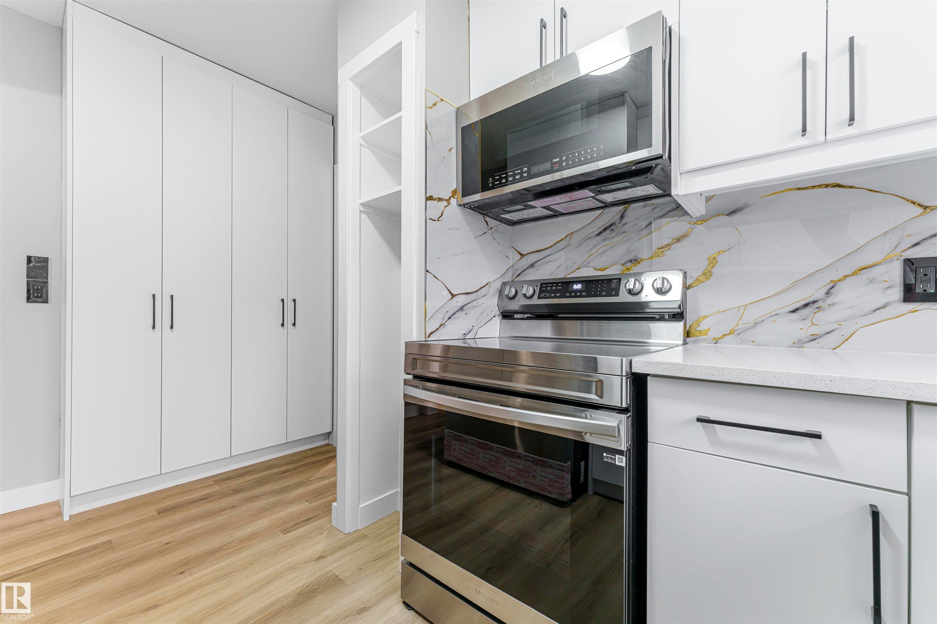 Edmonton, AB - Indoor Photo Showing Kitchen