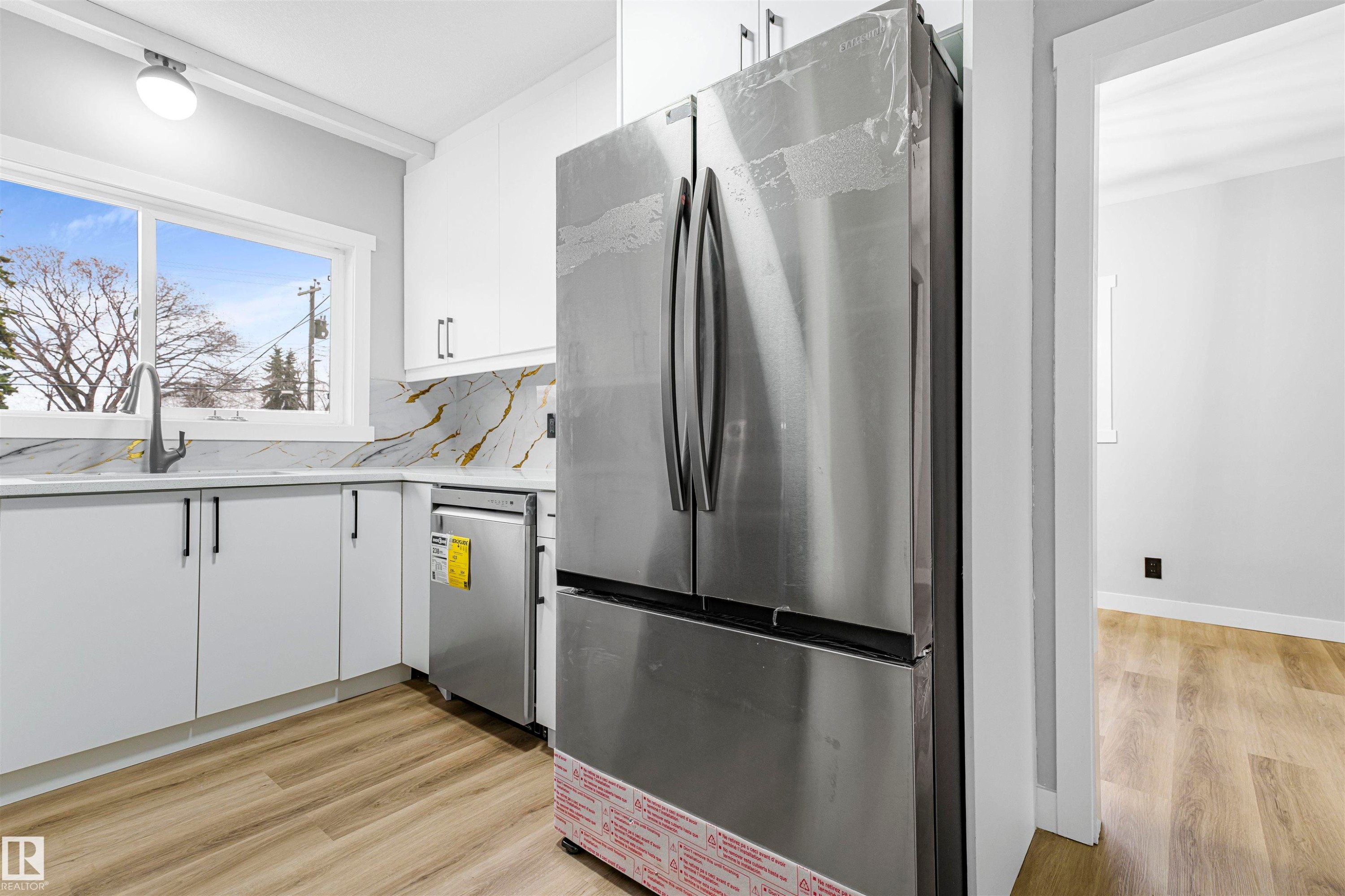Edmonton, AB - Indoor Photo Showing Kitchen