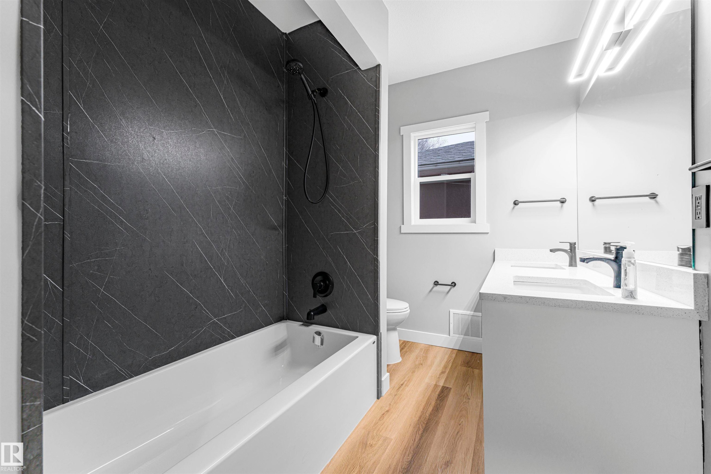 Edmonton, AB - Indoor Photo Showing Bathroom