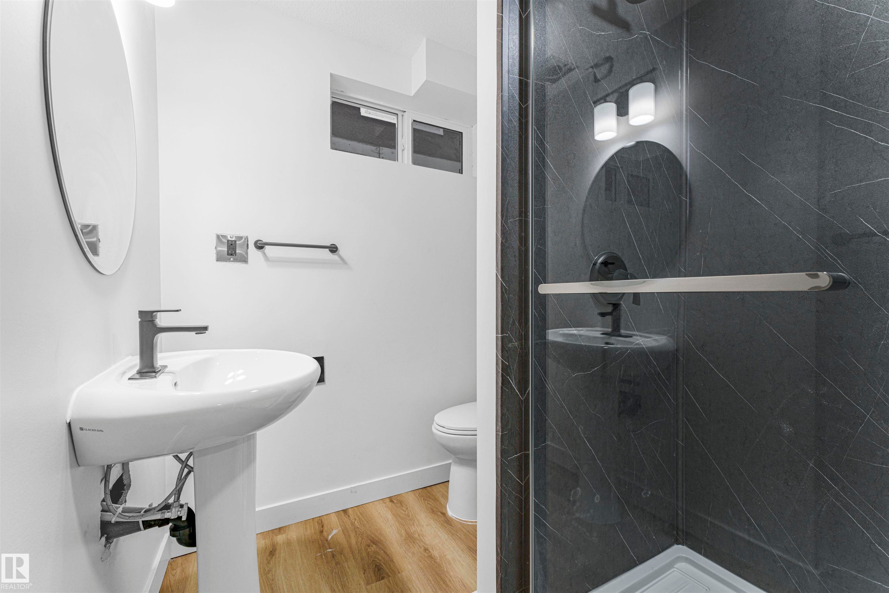 Edmonton, AB - Indoor Photo Showing Bathroom