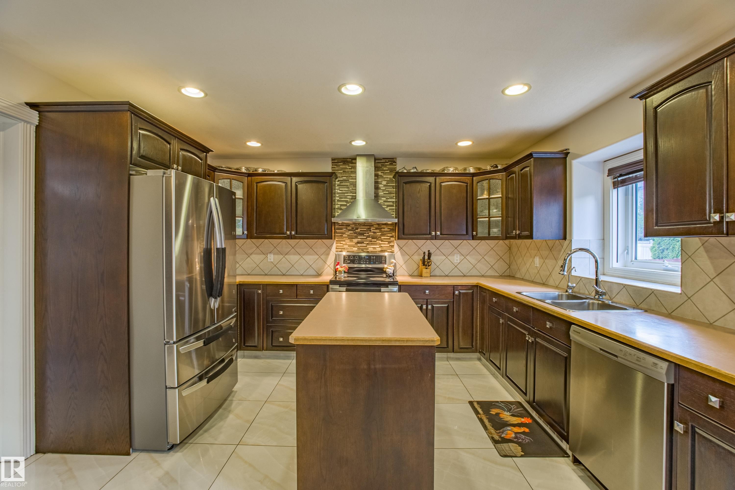 247 Lindsay Crescent, Edmonton, AB - Indoor Photo Showing Kitchen With Double Sink