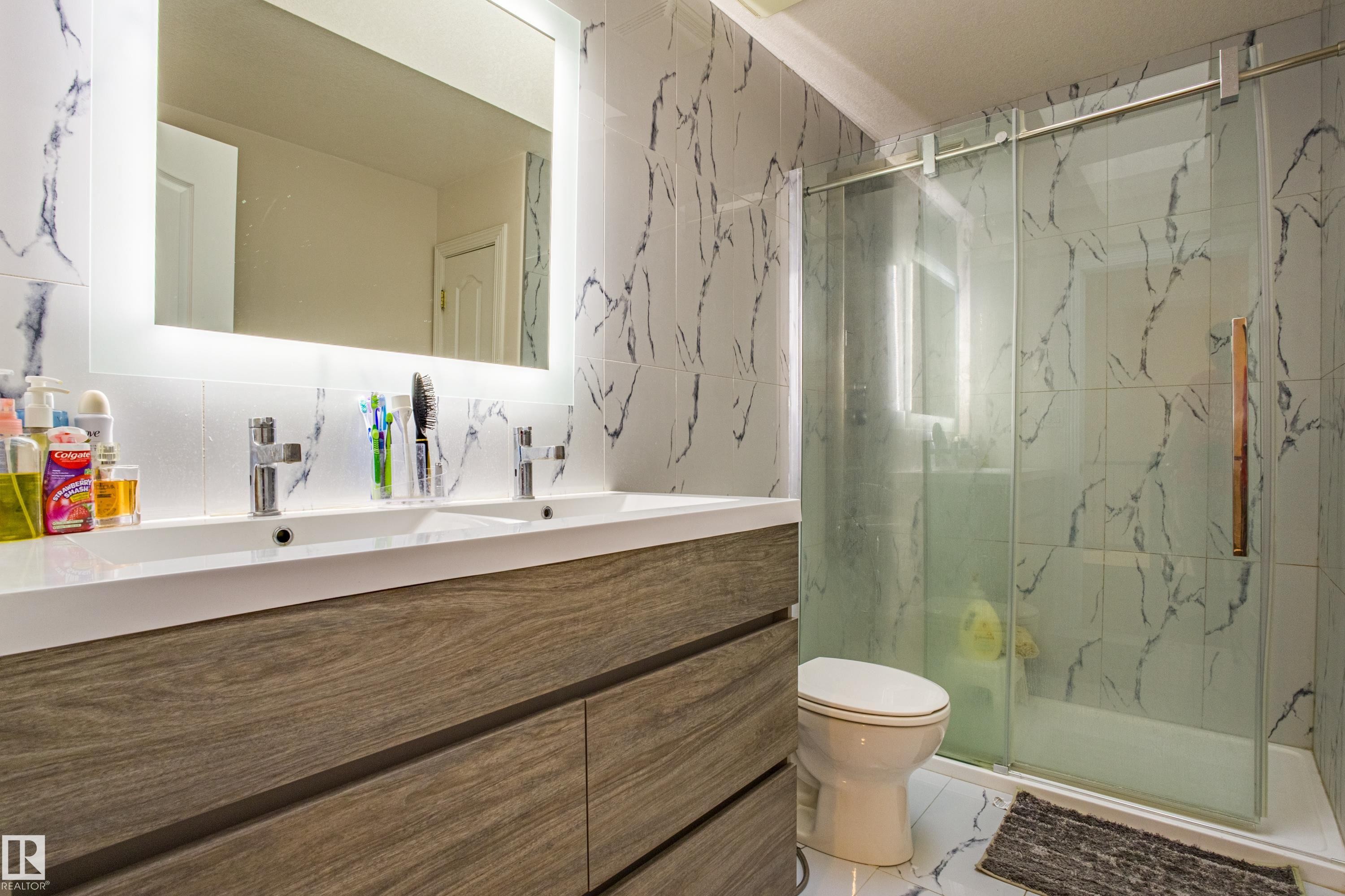 247 Lindsay Crescent, Edmonton, AB - Indoor Photo Showing Bathroom