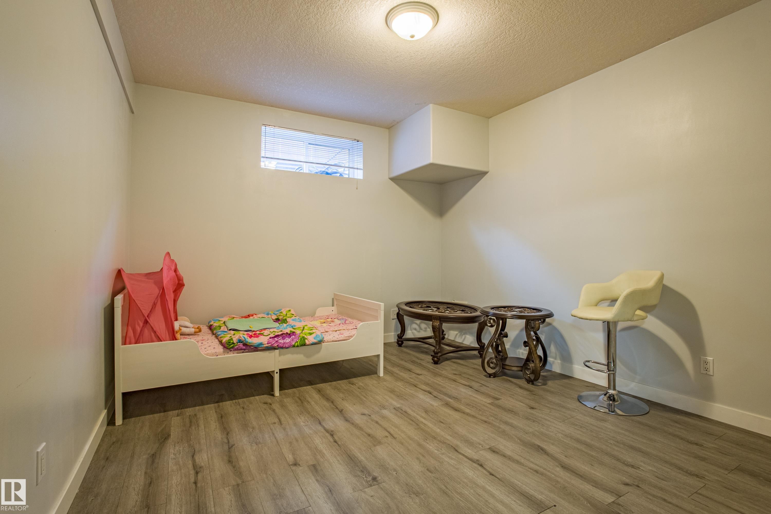 247 Lindsay Crescent, Edmonton, AB - Indoor Photo Showing Other Room