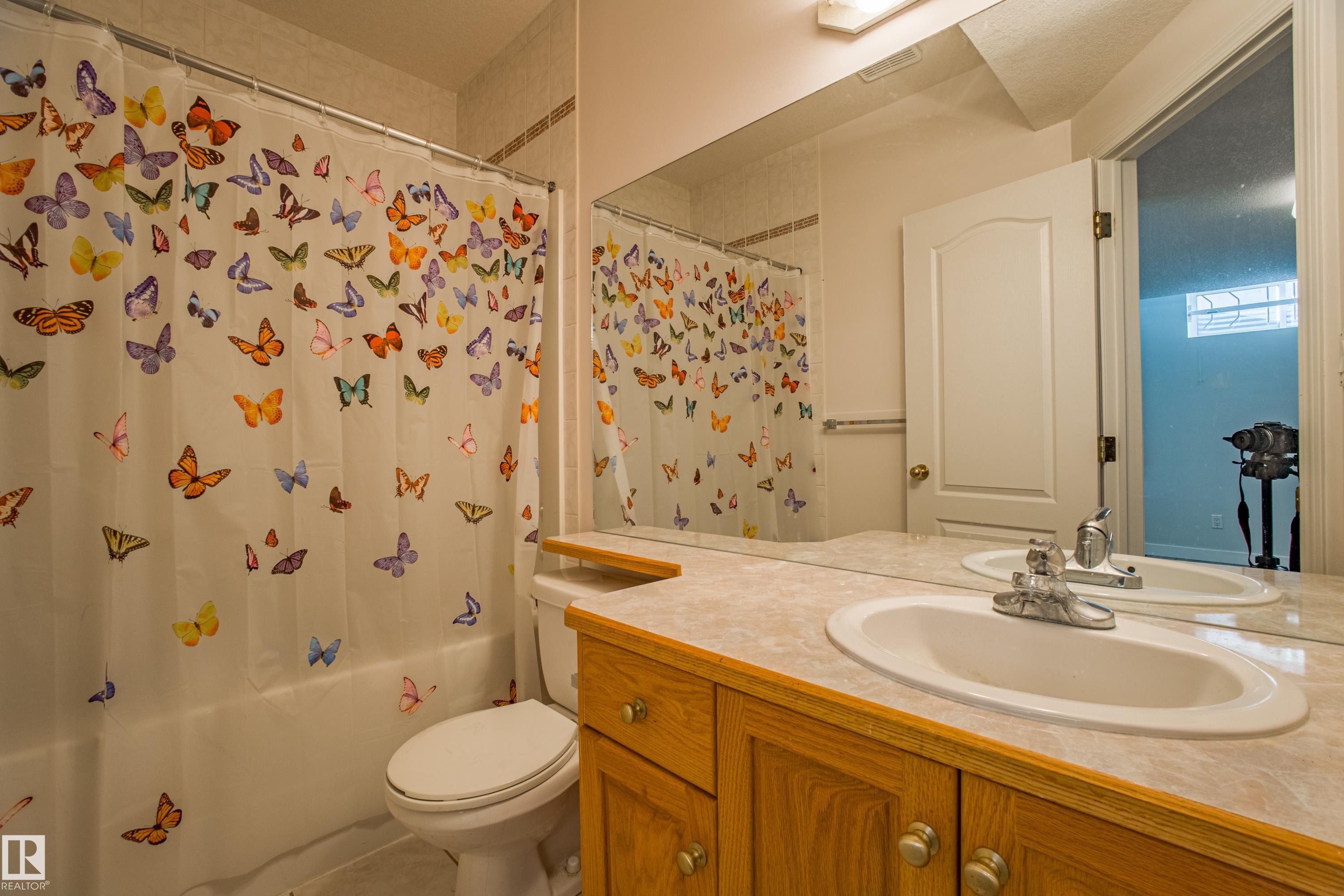 247 Lindsay Crescent, Edmonton, AB - Indoor Photo Showing Bathroom