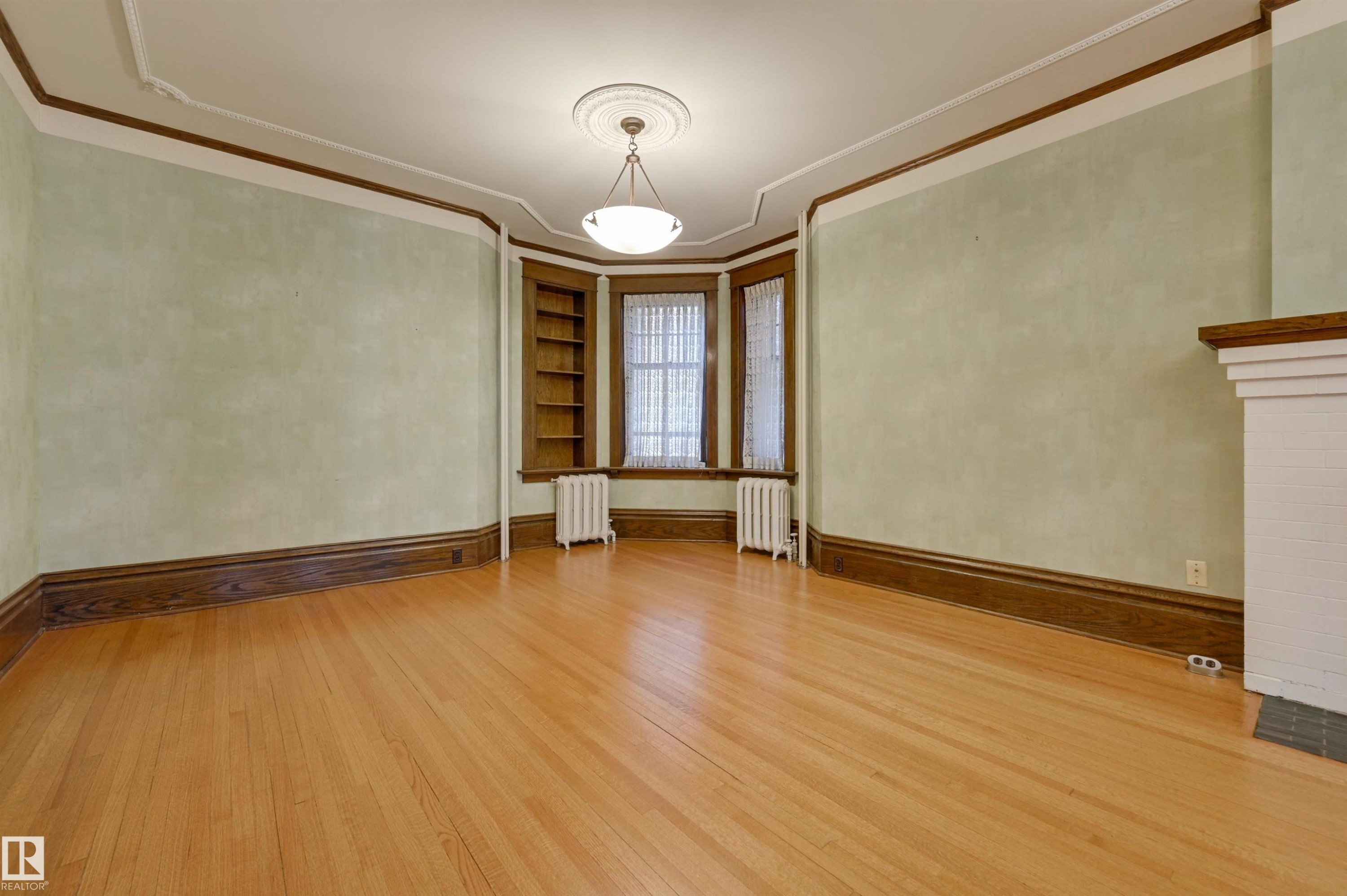 10317 Villa Avenue, Edmonton, AB - Indoor Photo Showing Other Room