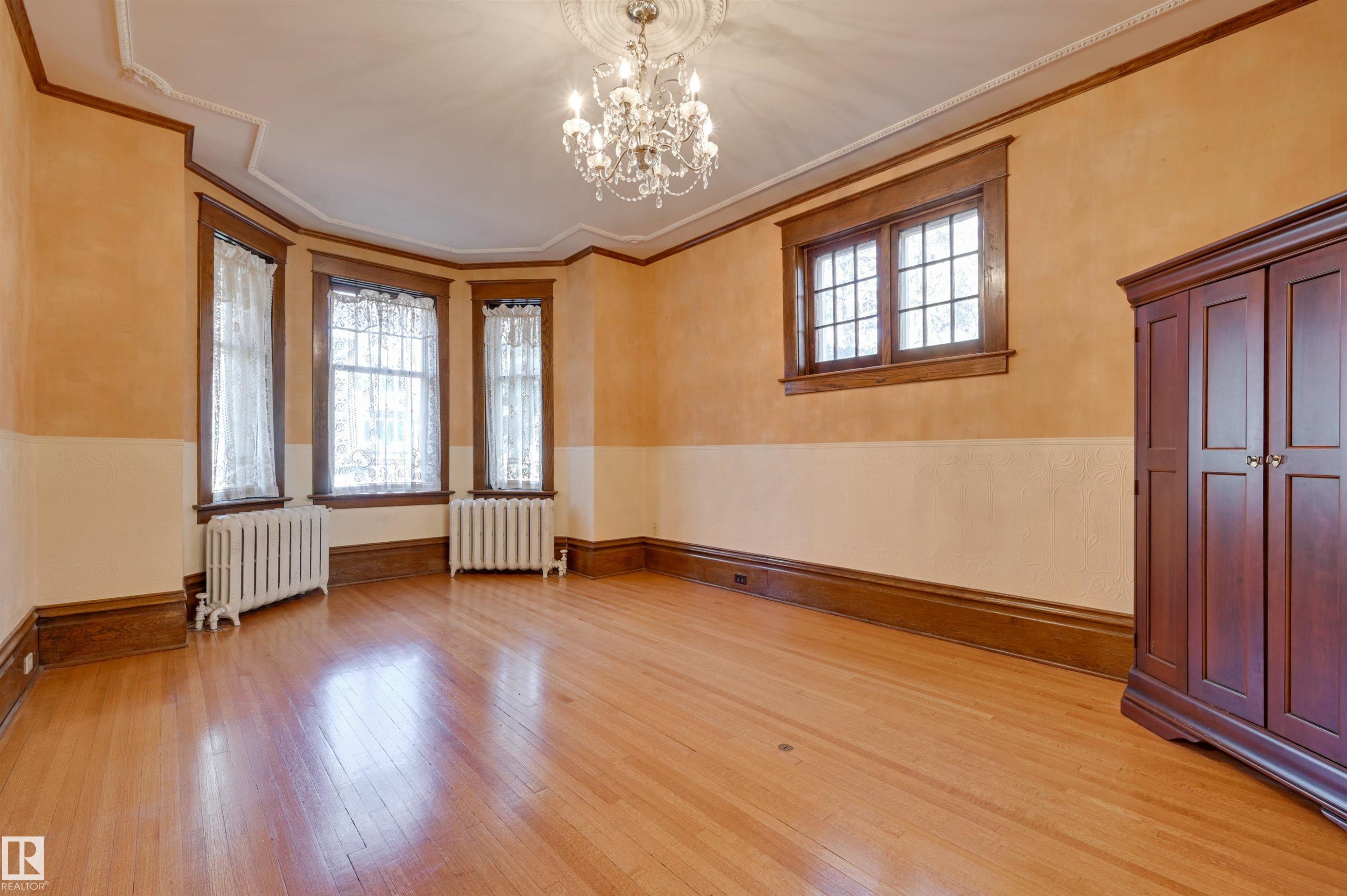 10317 Villa Avenue, Edmonton, AB - Indoor Photo Showing Other Room