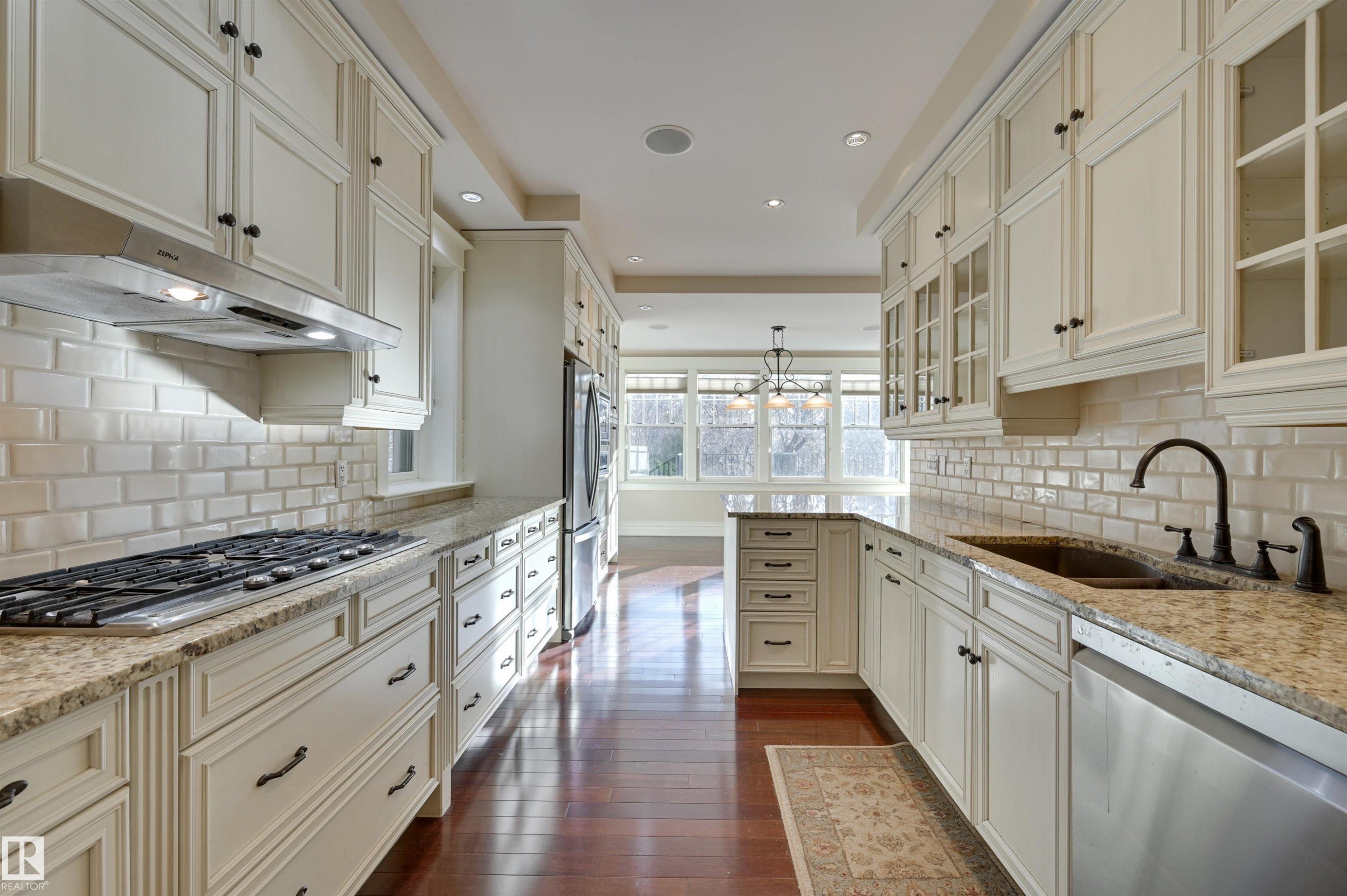 10317 Villa Avenue, Edmonton, AB - Indoor Photo Showing Kitchen With Double Sink With Upgraded Kitchen