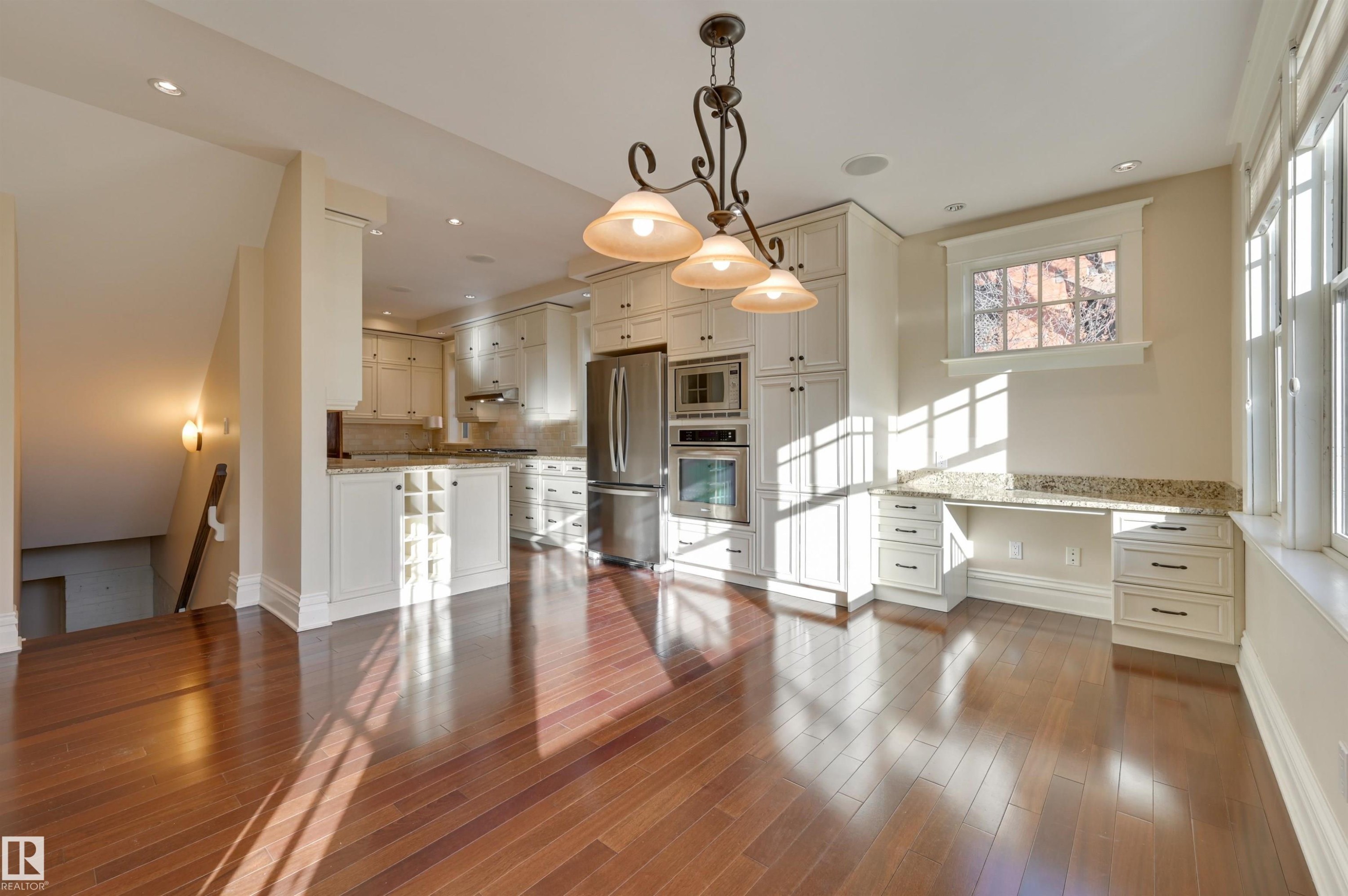 10317 Villa Avenue, Edmonton, AB - Indoor Photo Showing Kitchen With Upgraded Kitchen