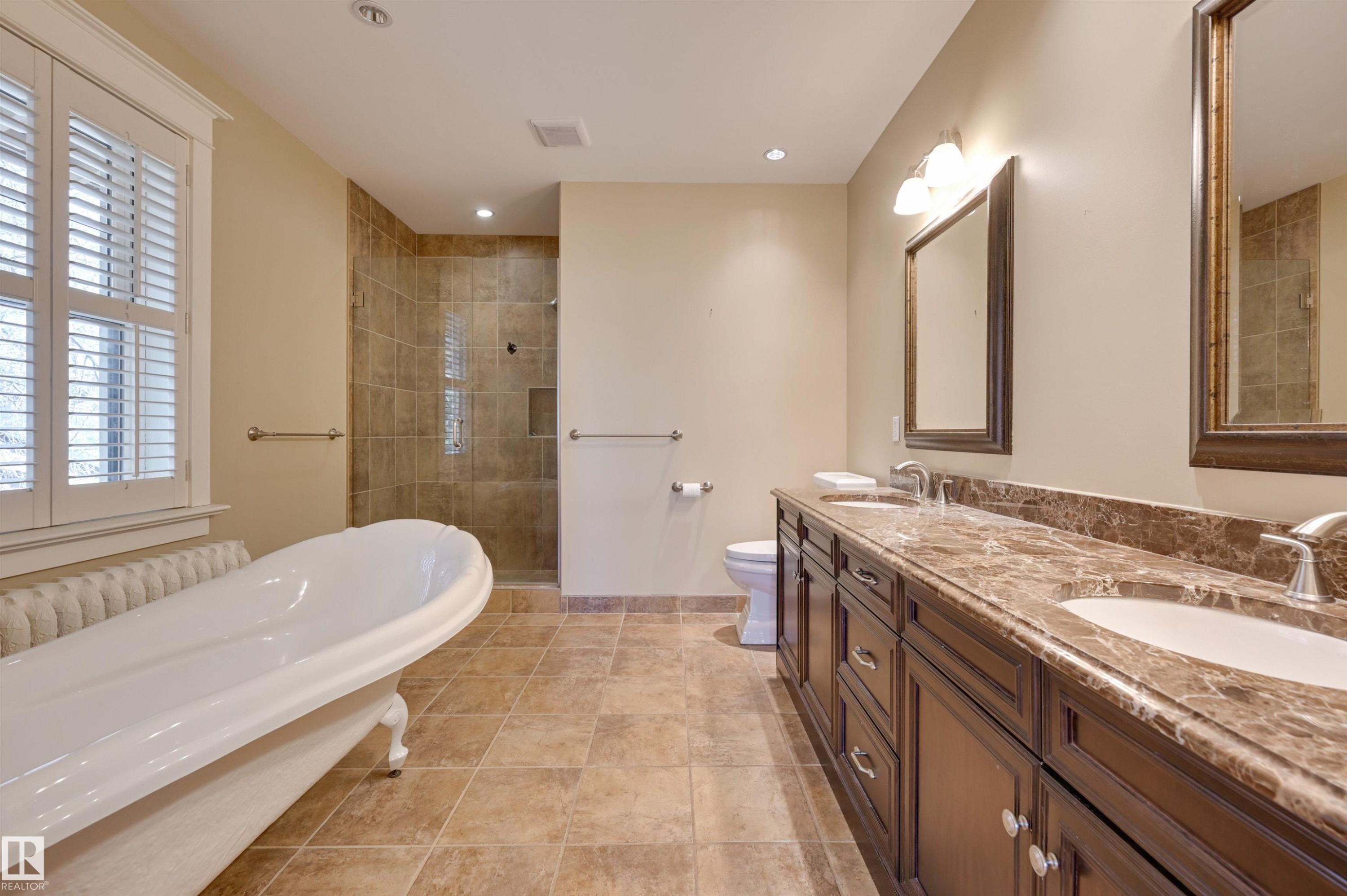 10317 Villa Avenue, Edmonton, AB - Indoor Photo Showing Bathroom