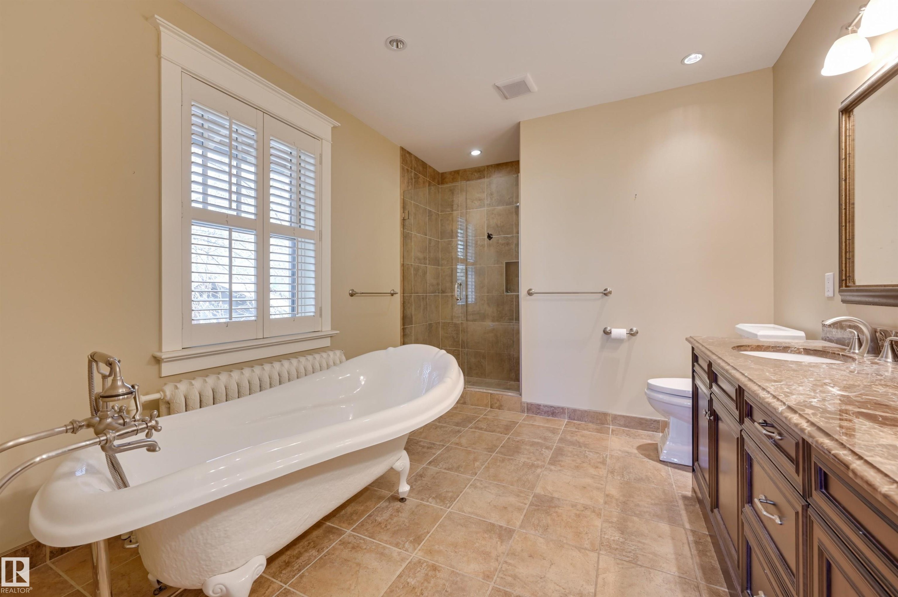 10317 Villa Avenue, Edmonton, AB - Indoor Photo Showing Bathroom