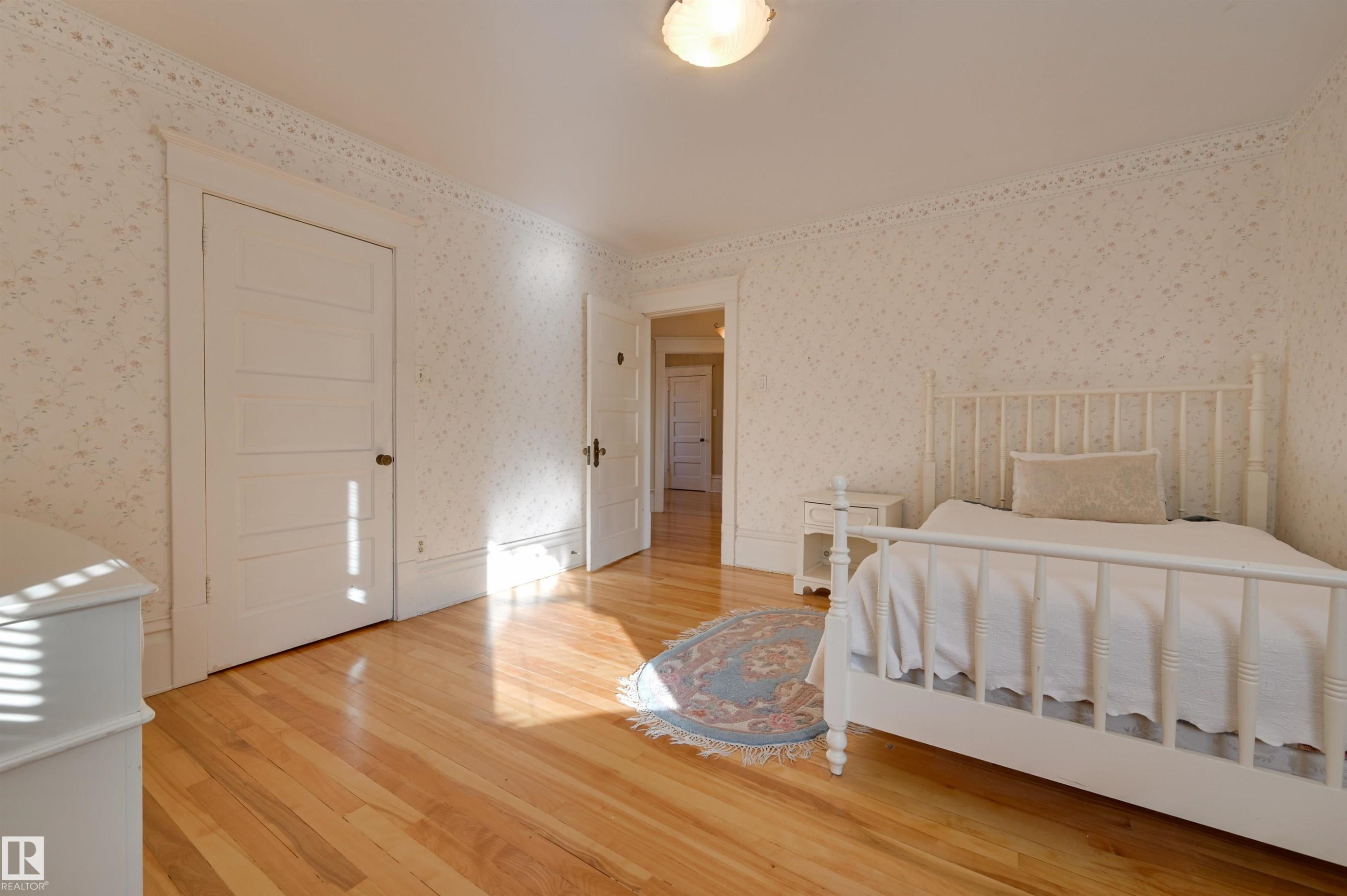10317 Villa Avenue, Edmonton, AB - Indoor Photo Showing Bedroom