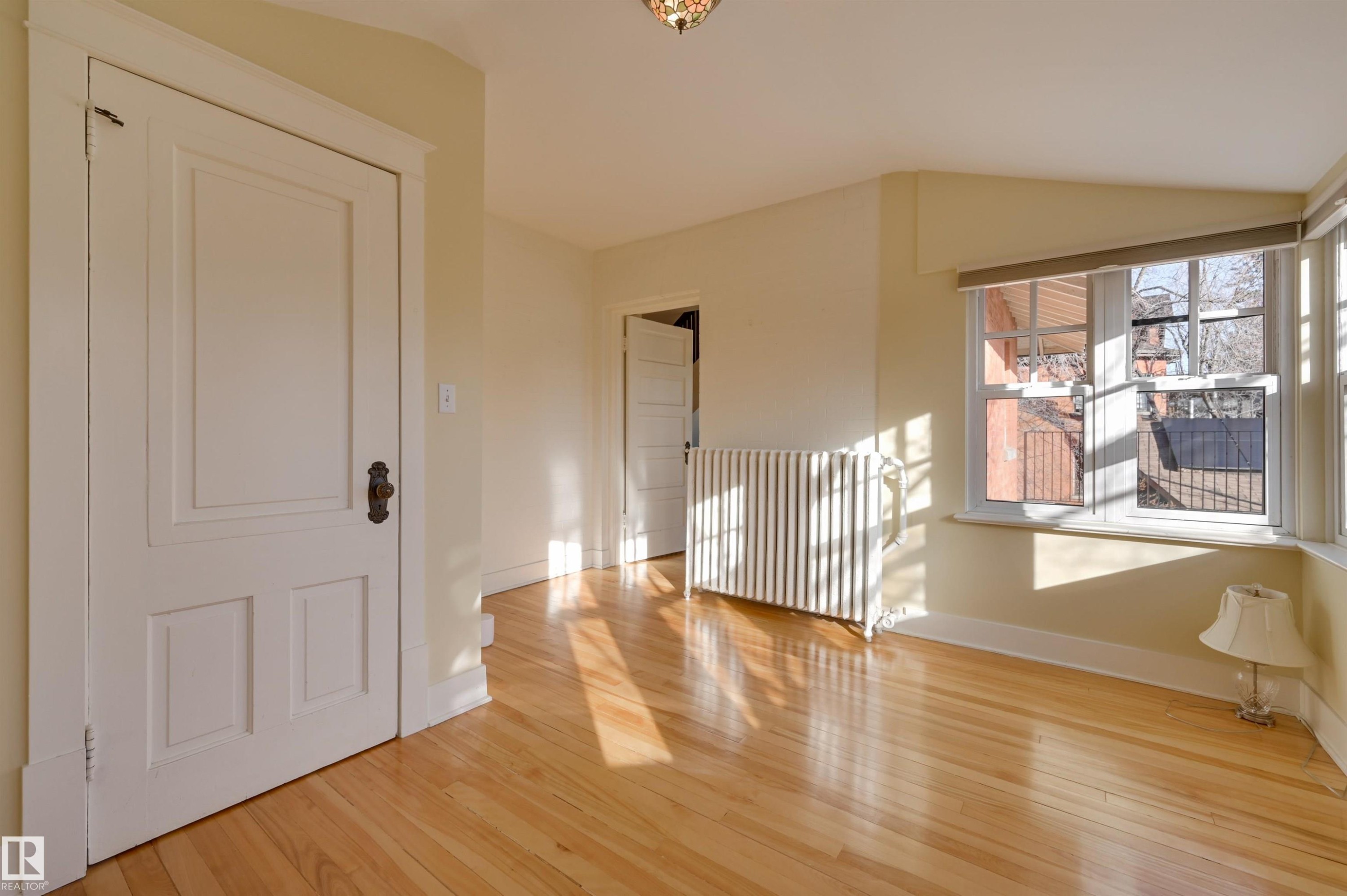 10317 Villa Avenue, Edmonton, AB - Indoor Photo Showing Other Room