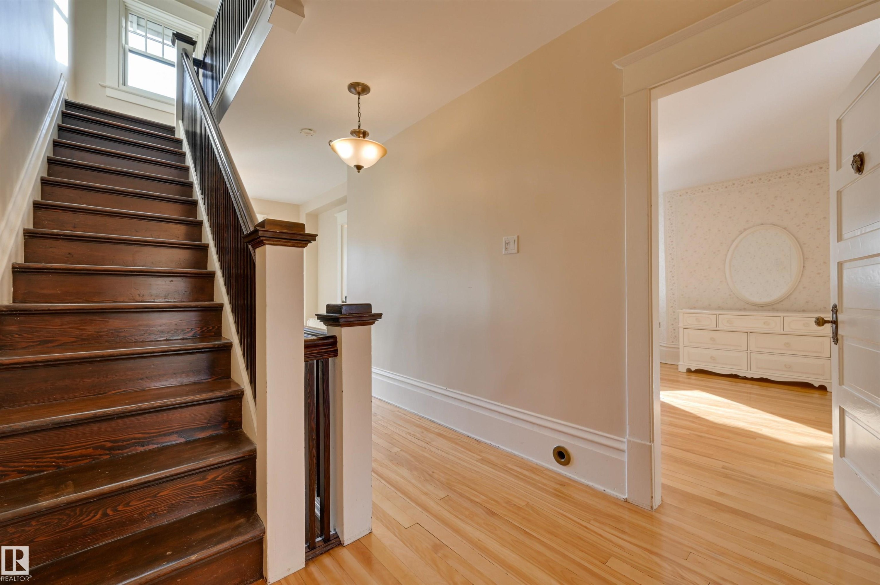 10317 Villa Avenue, Edmonton, AB - Indoor Photo Showing Other Room